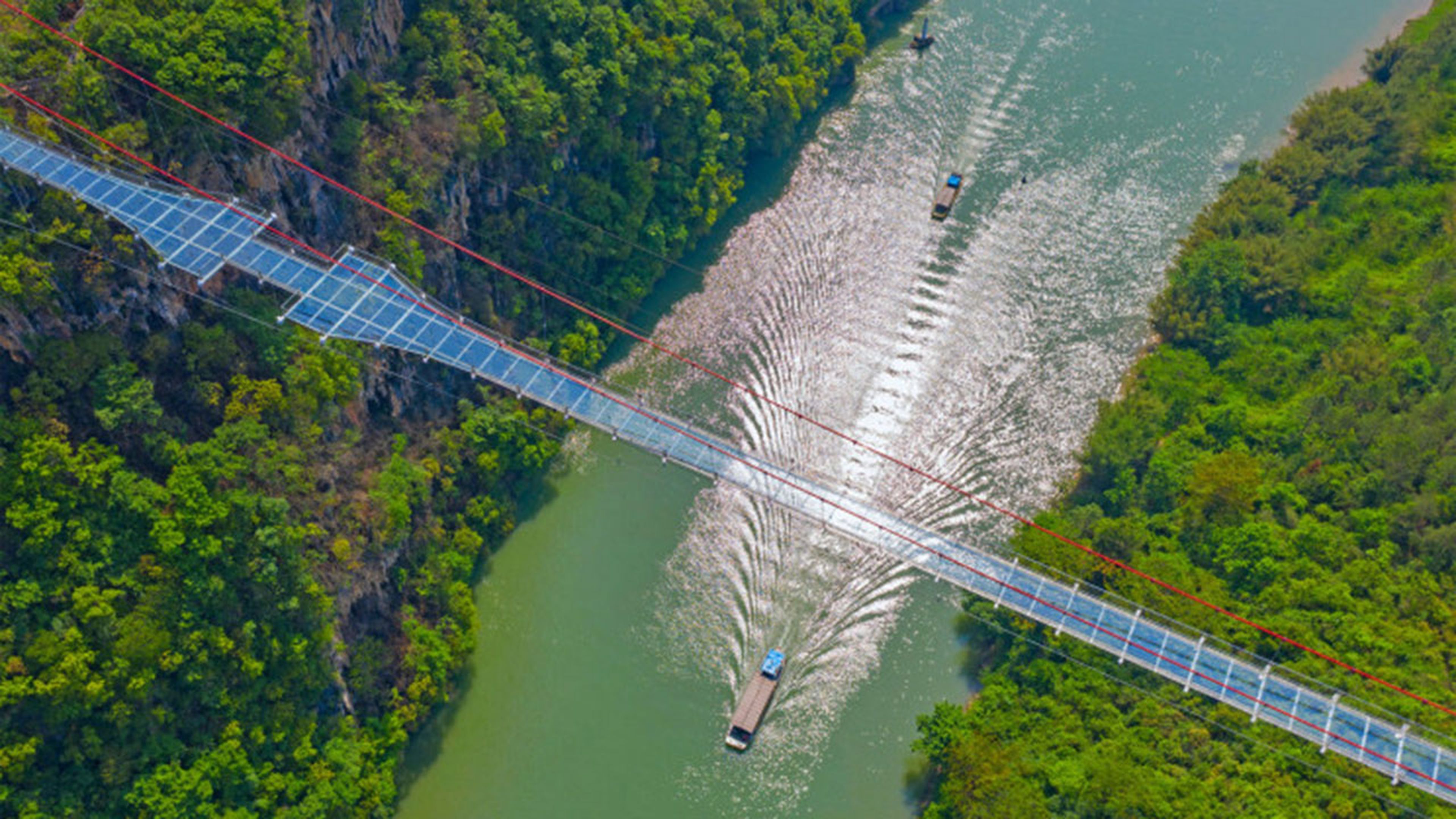 Puente de cristal sobre el río Lianjiang