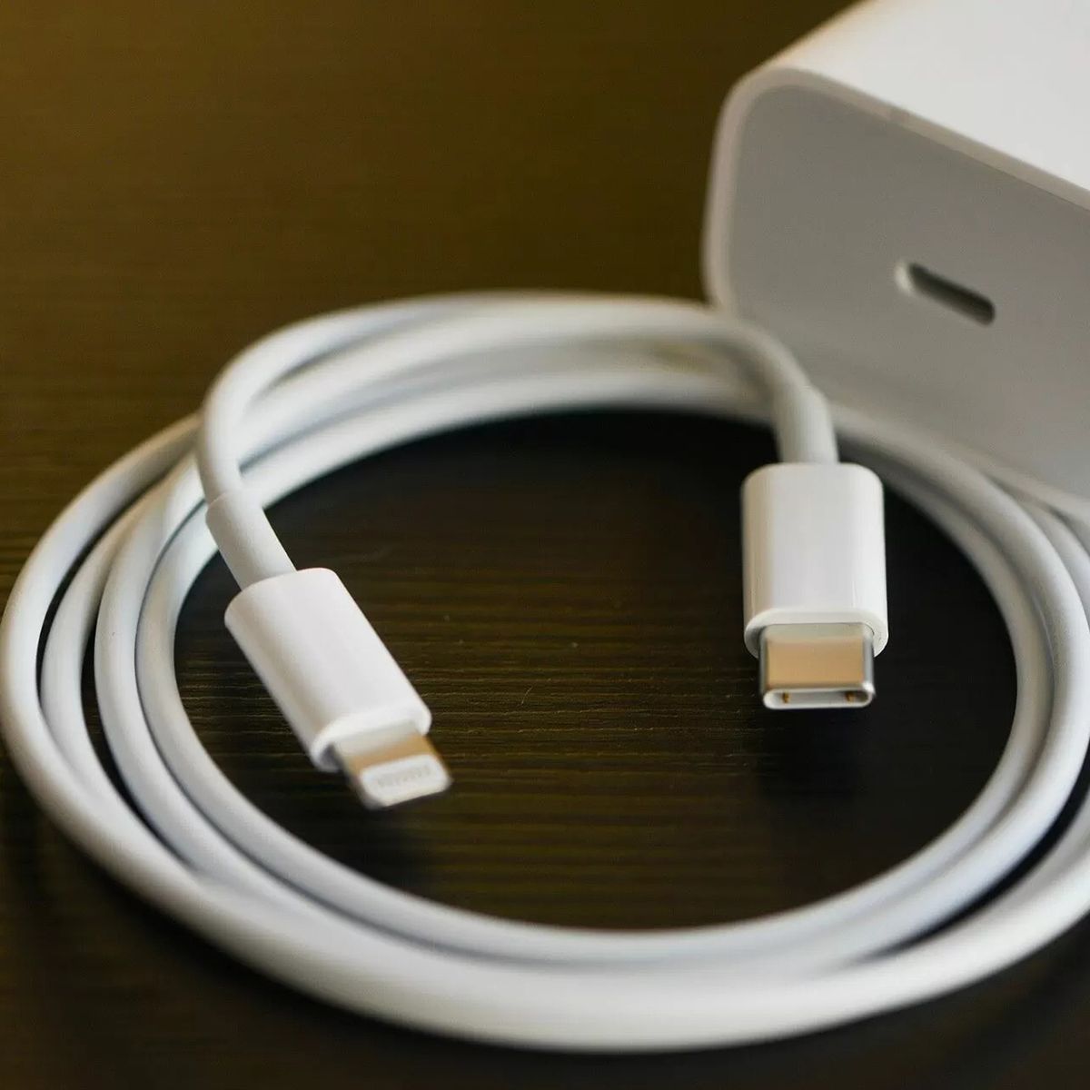 Apple multada por no incluir el cargador en el iPhone 12 sin reducir su  precio