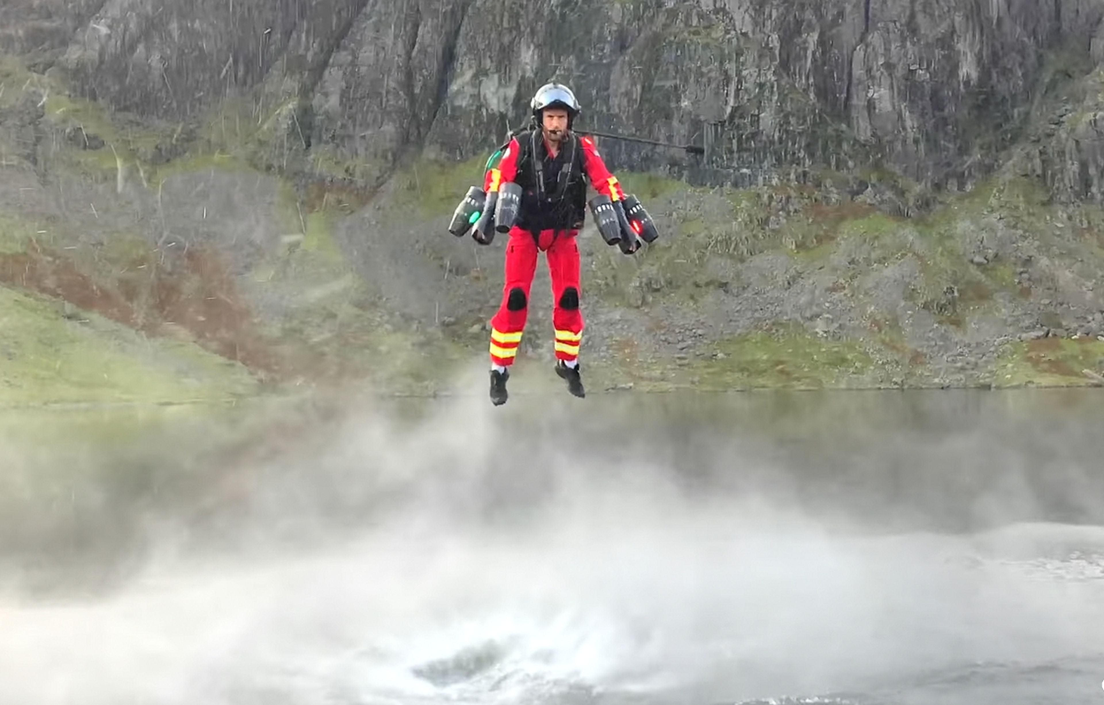 El espectacular traje volador para emergencias se luce en una misión de rescate