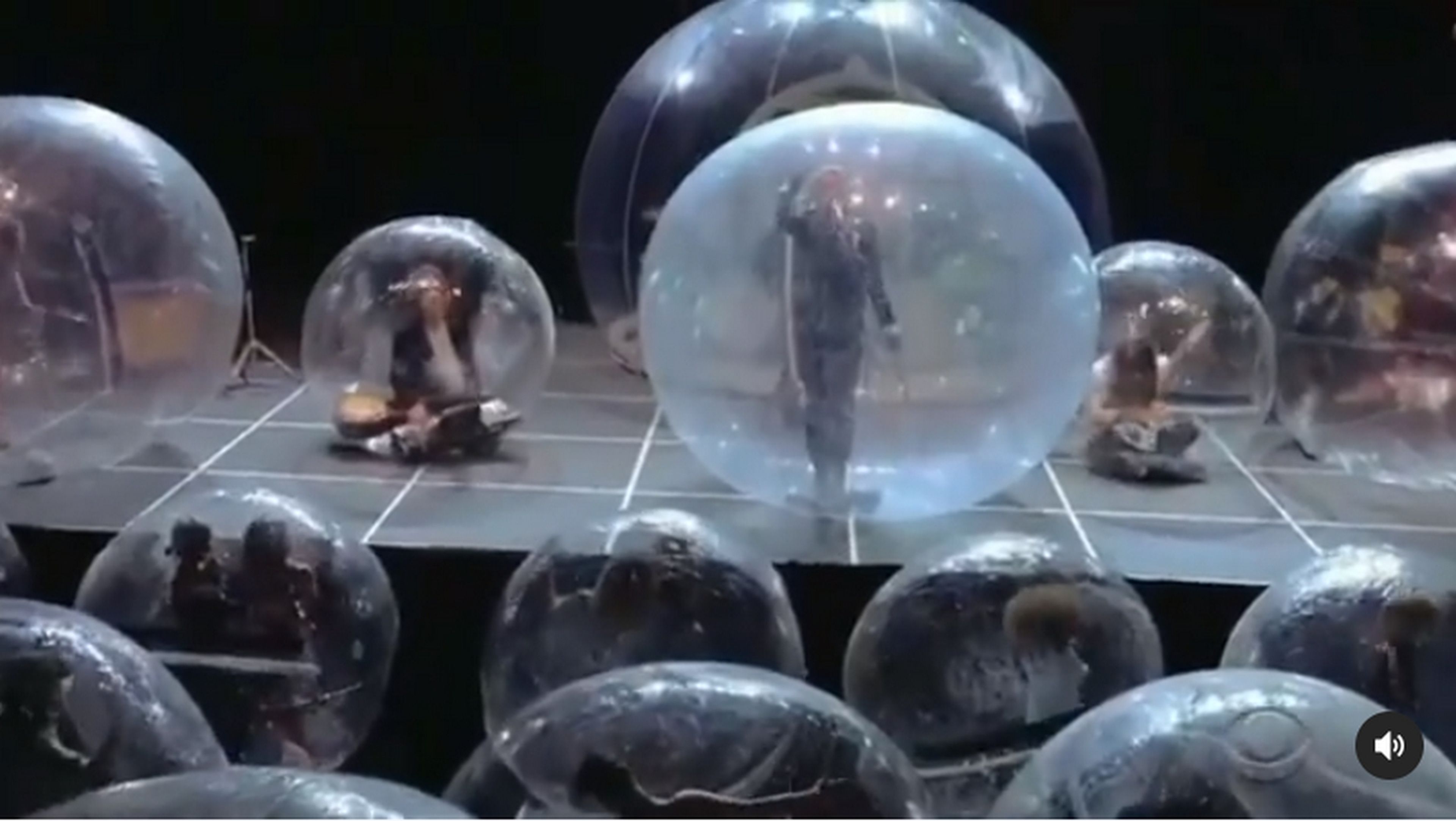 The Flaming Lips da un concierto en donde los músicos y el público están encerrados en burbujas