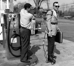 Hace 50 años los patinetes motorizados funcionaban con gasolina, y no tenían frenos