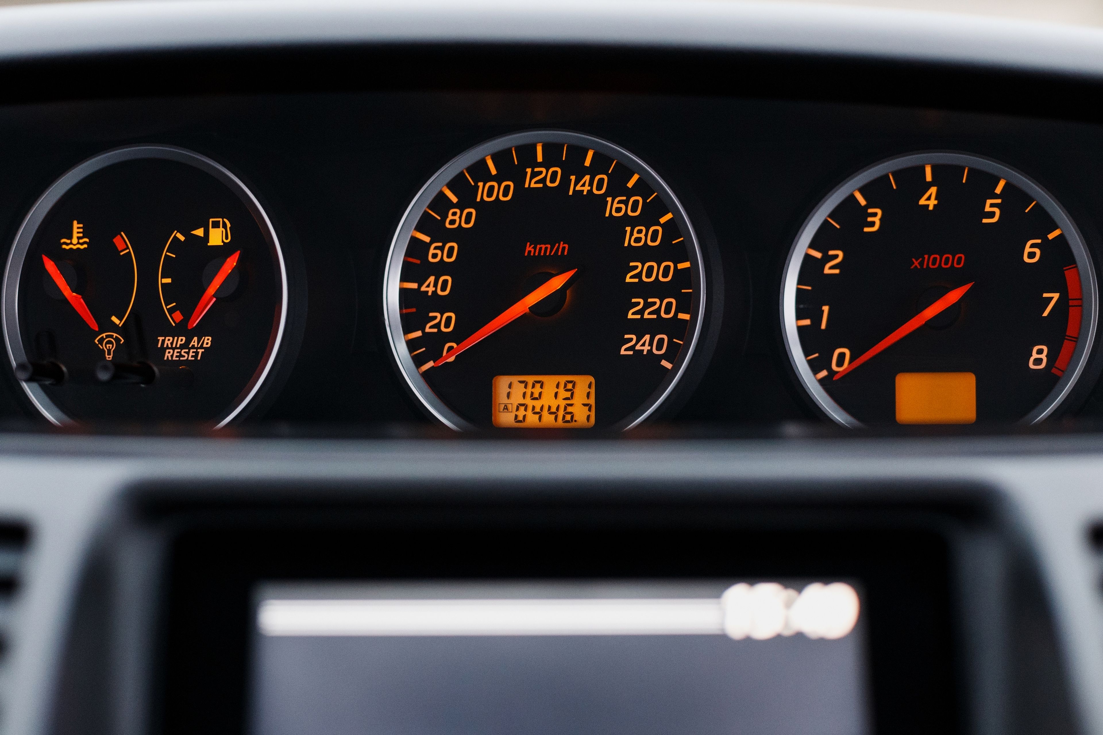 Por qué las luces del cuadro de mandos de los BMW son naranjas: hay una explicación científica