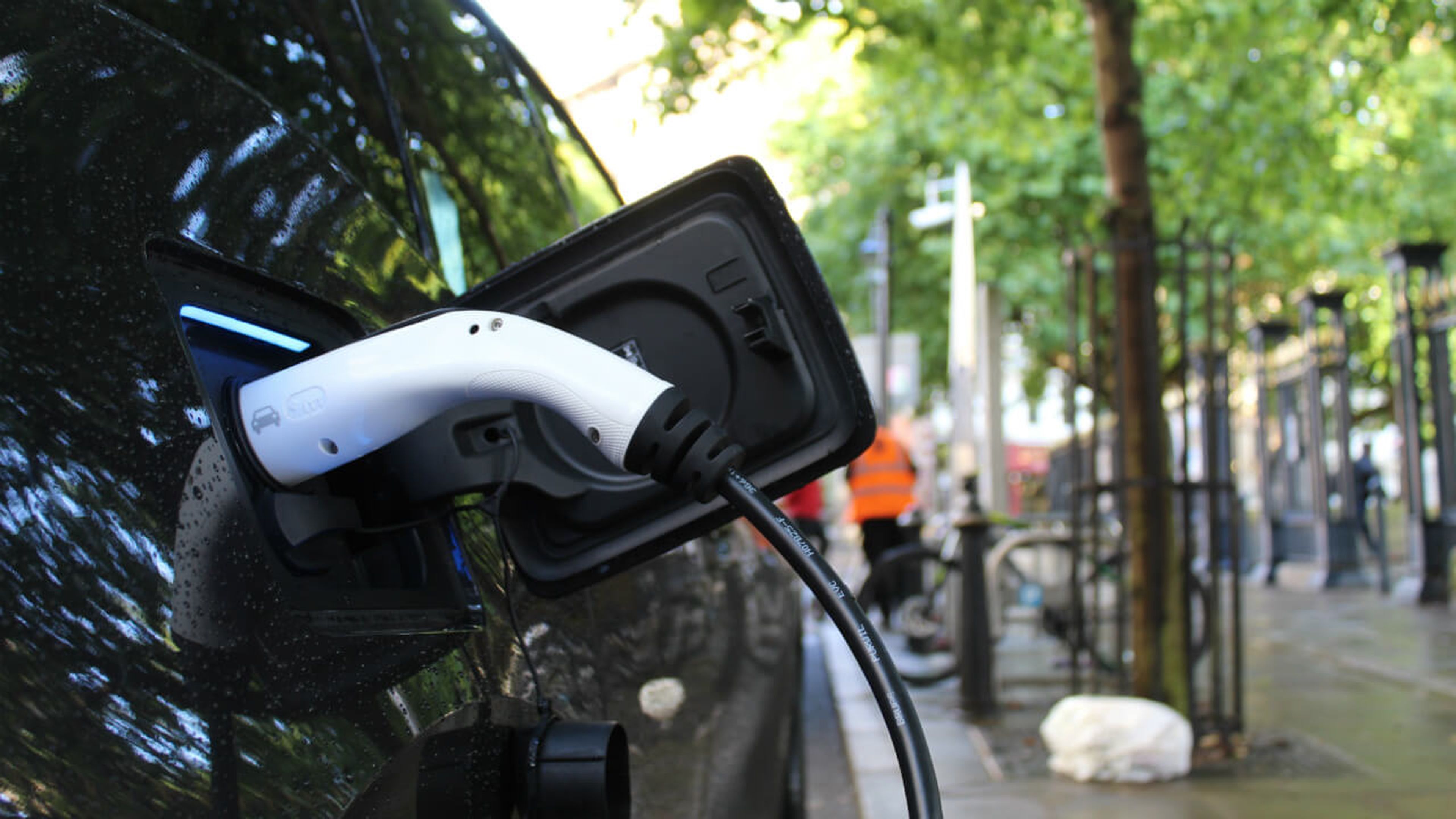 Puntos de recarga de coches eléctricos: el Gobierno promete 100.000 en 2023