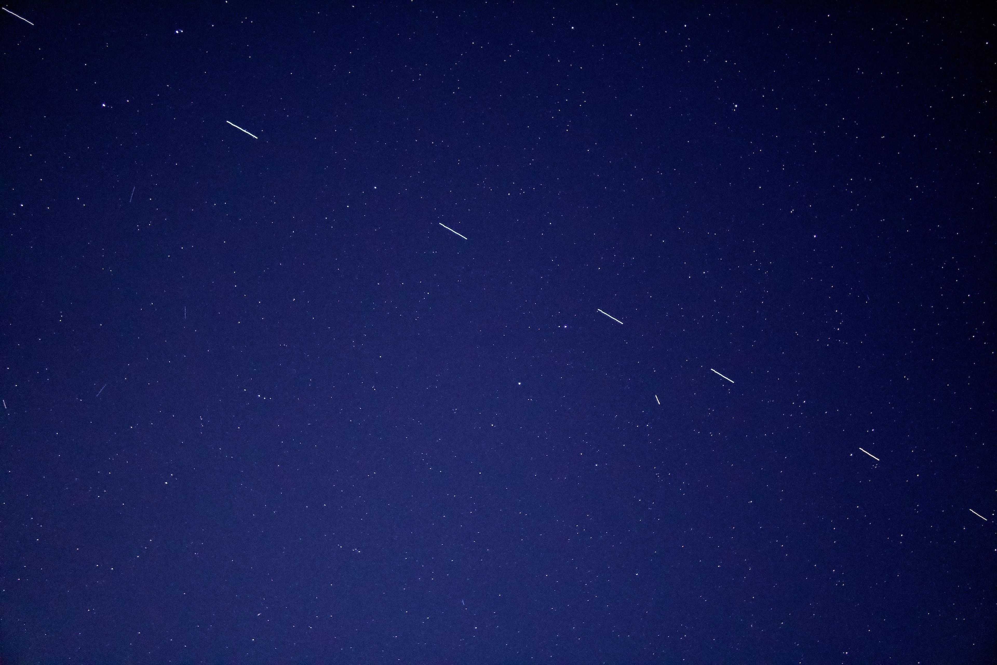 Satélites de Starlink en el cielo
