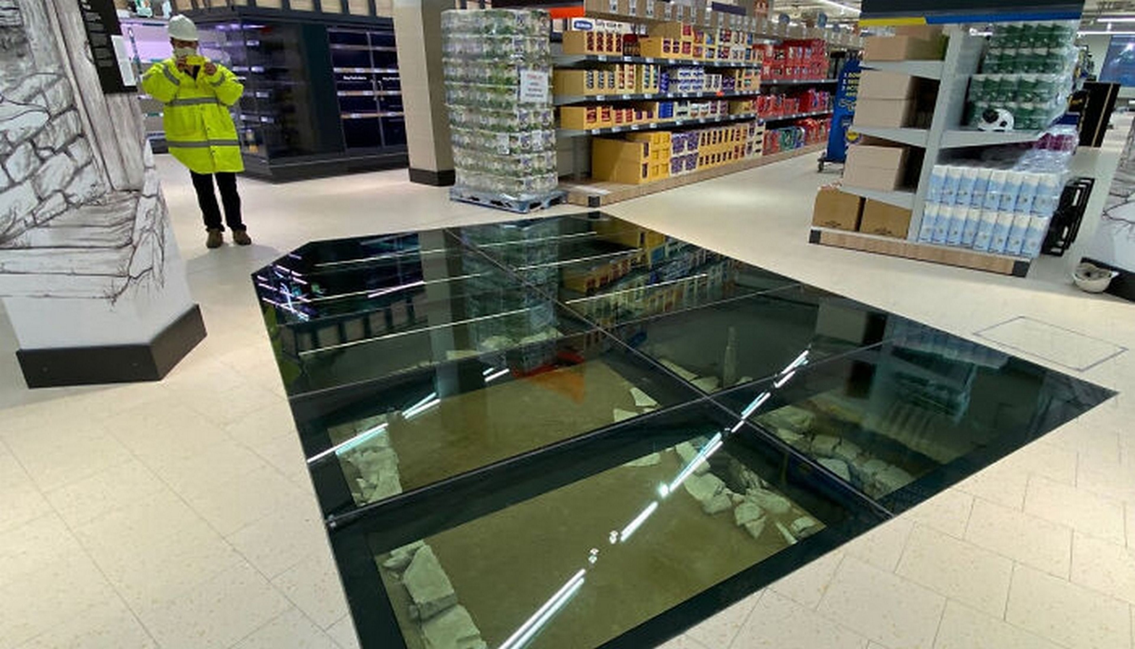 En este supermercado Lidl han puesto un suelo de cristal, y lo que ve debajo te va a sorprender