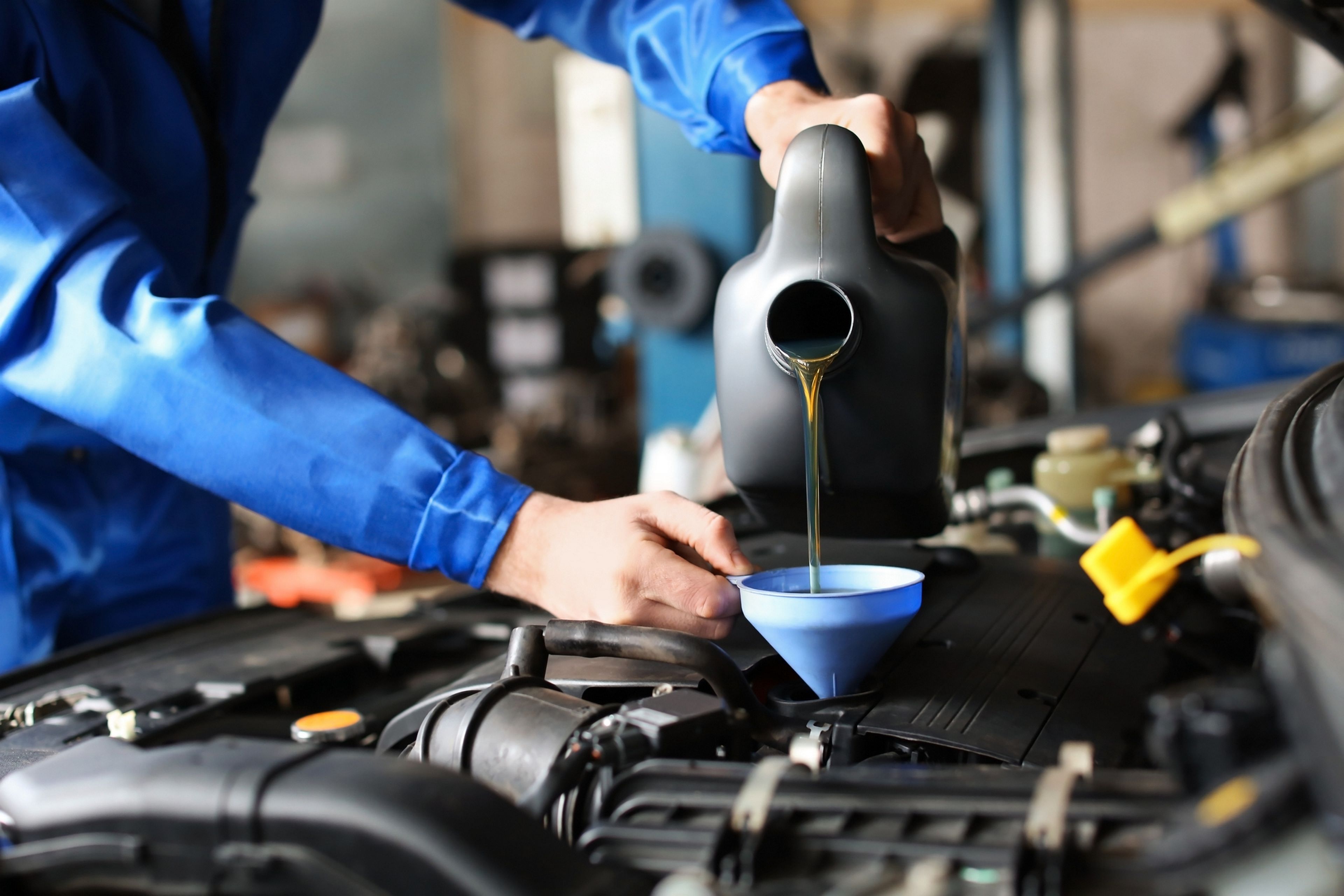 El aceite lubricante del coche: ¿mejor comprar uno caro o sirve el barato?