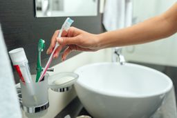 Llevas toda la vida guardando mal el cepillo de dientes: así es como debes hacerlo