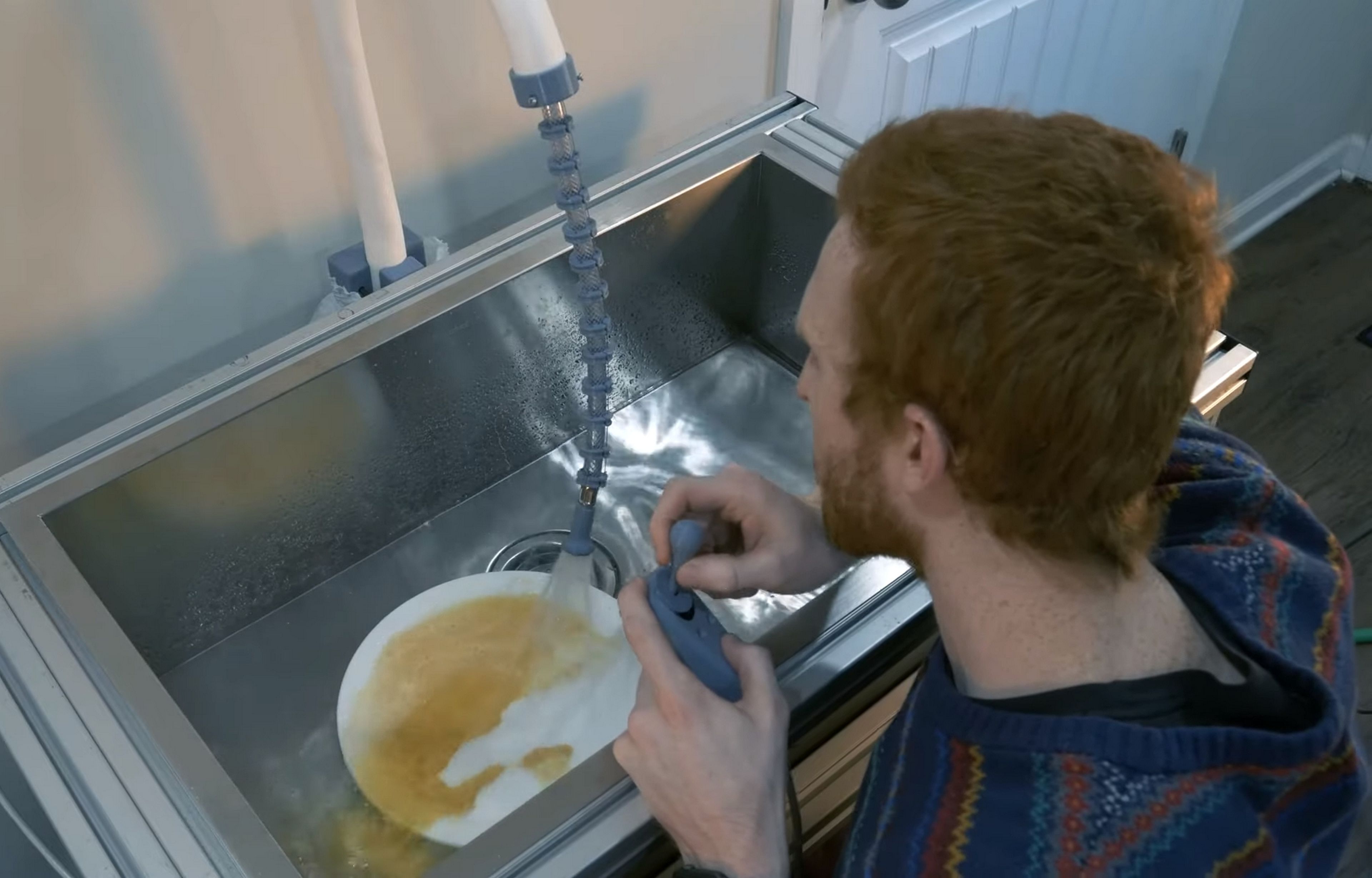 Un estudiante inventa un fregadero robótico para que le friegue los platos