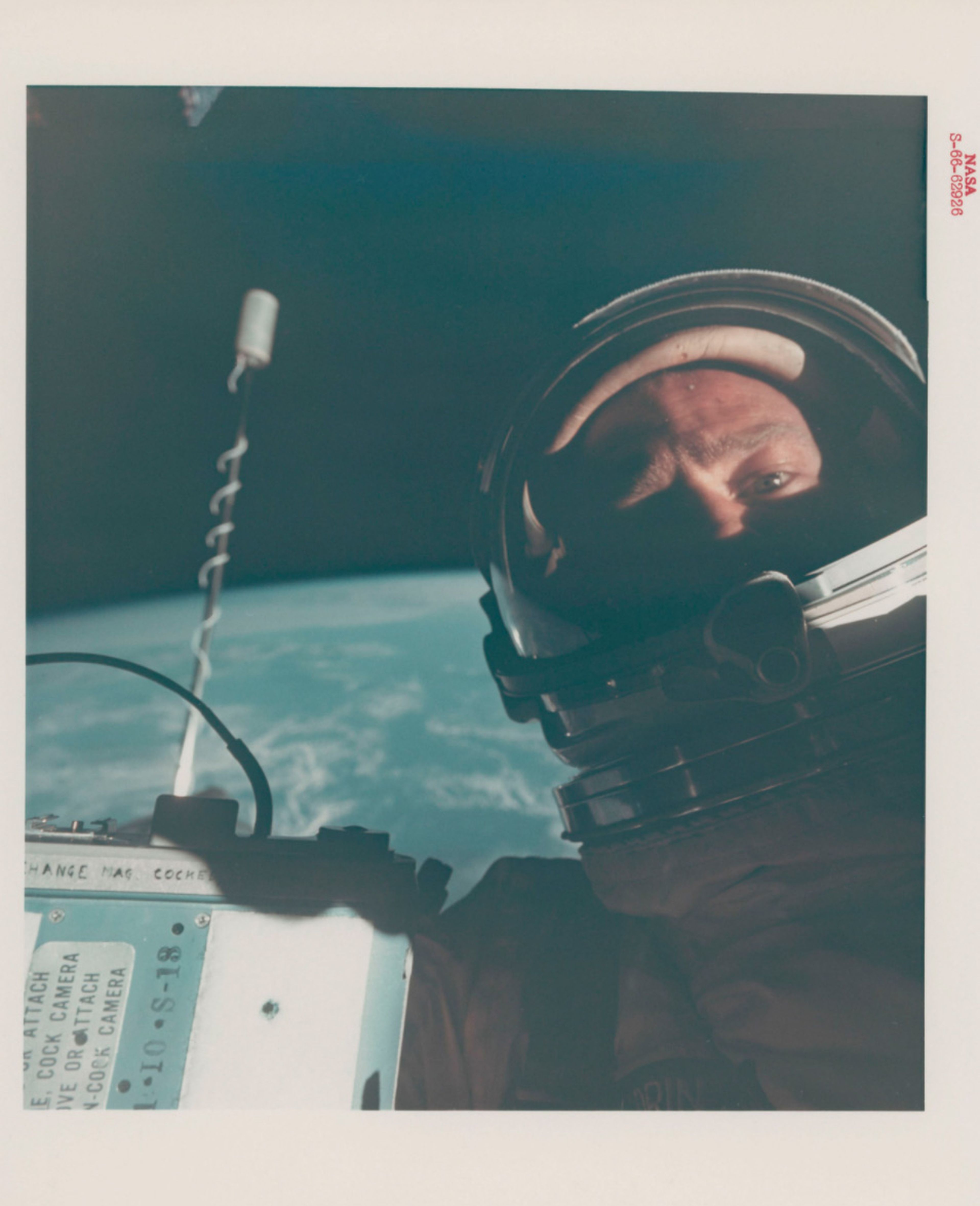 Primera selfie tomada en el espacio por Buzz Aldrin en 1966