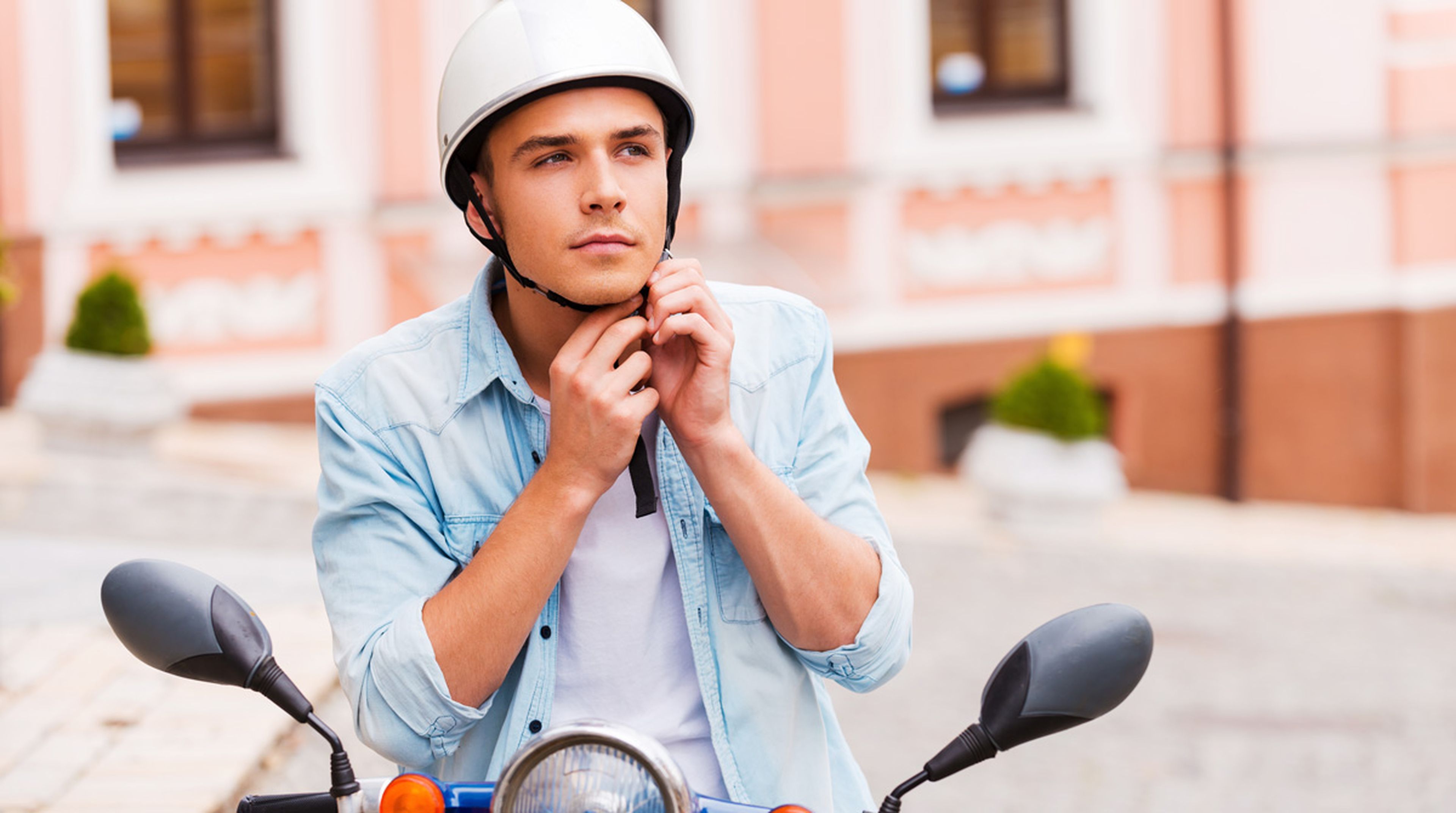 ¿Te pueden multar por llevar una gorra en el casco de la moto?