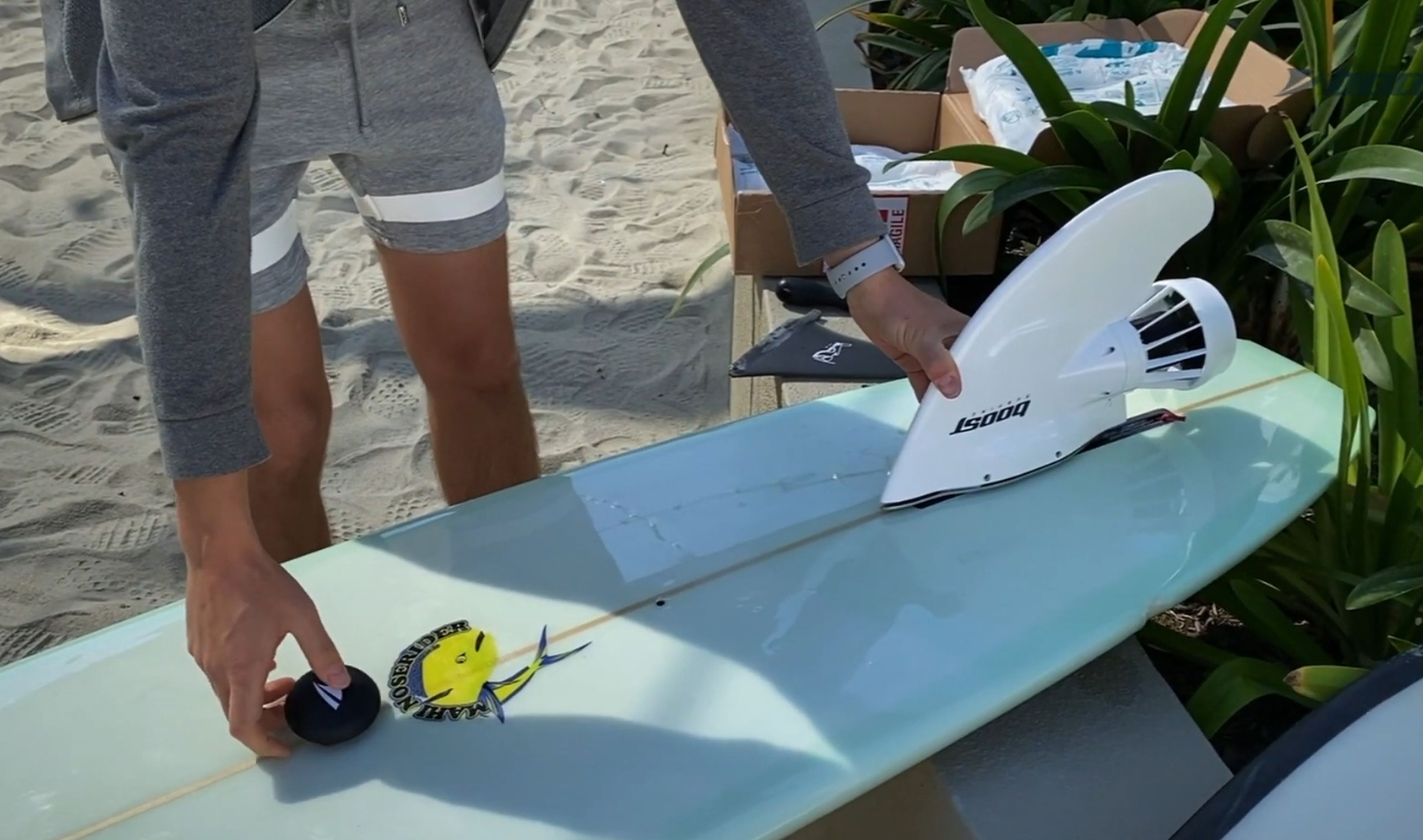 Ya puedes poner un motor a cualquier tabla de surf, para pillar mejor las olas