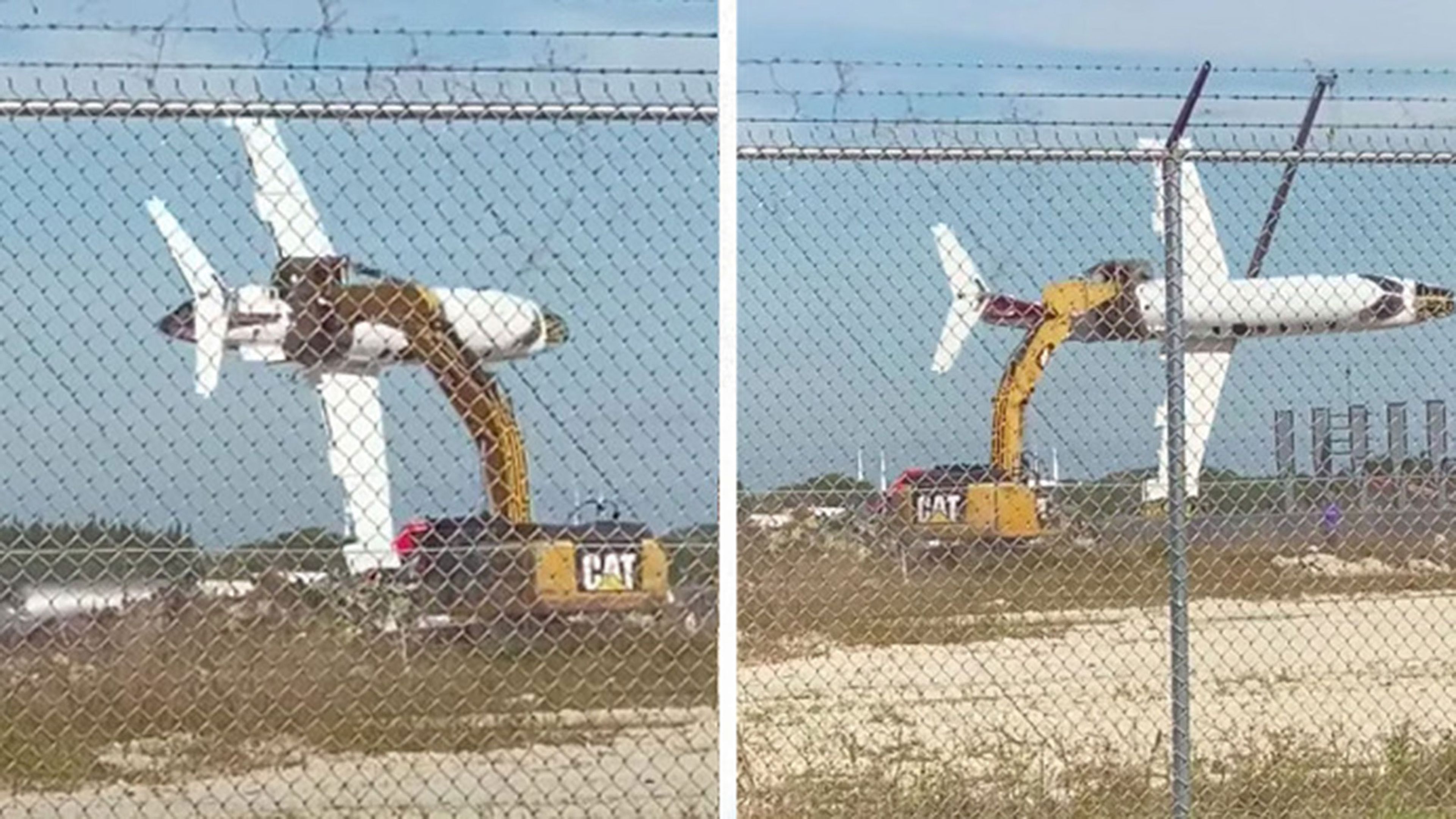 Avión Learjet sostenido por una excavadora