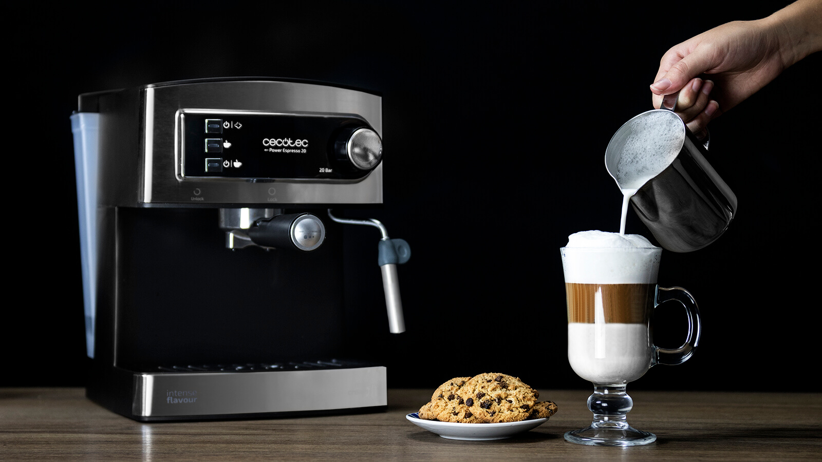 Cecotec - ☕✨ Prepara cafés espectaculares con tan solo apretar un botón en  tu cafetera express Power Espresso 20 Matic. 🔸 20 bares de presión. 🔸  Depósito de agua con capacidad de