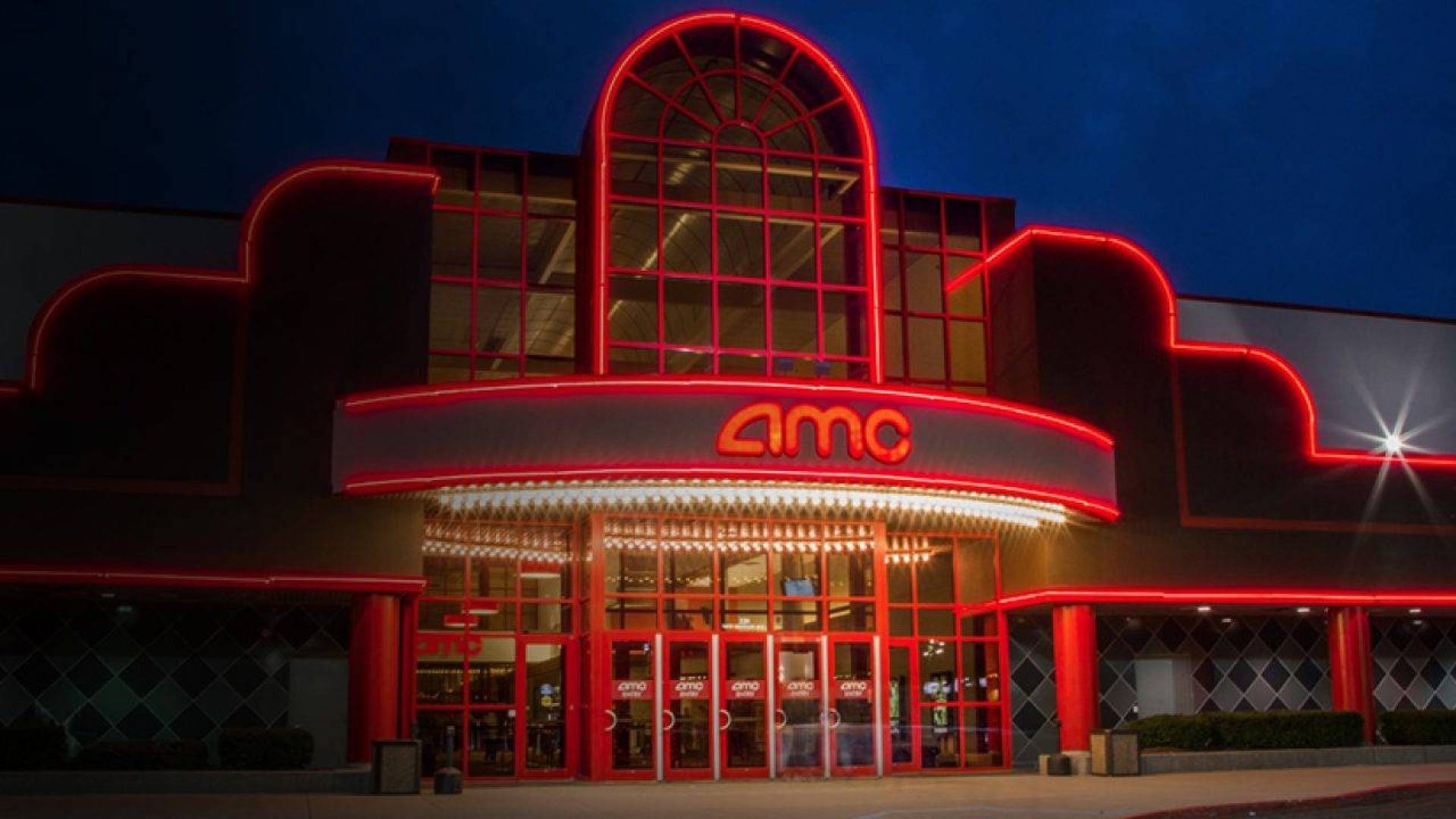 Los cines se mueren: la cadena AMC se queda sin dinero en enero y algunos directores acusan a Warner y HBO Max