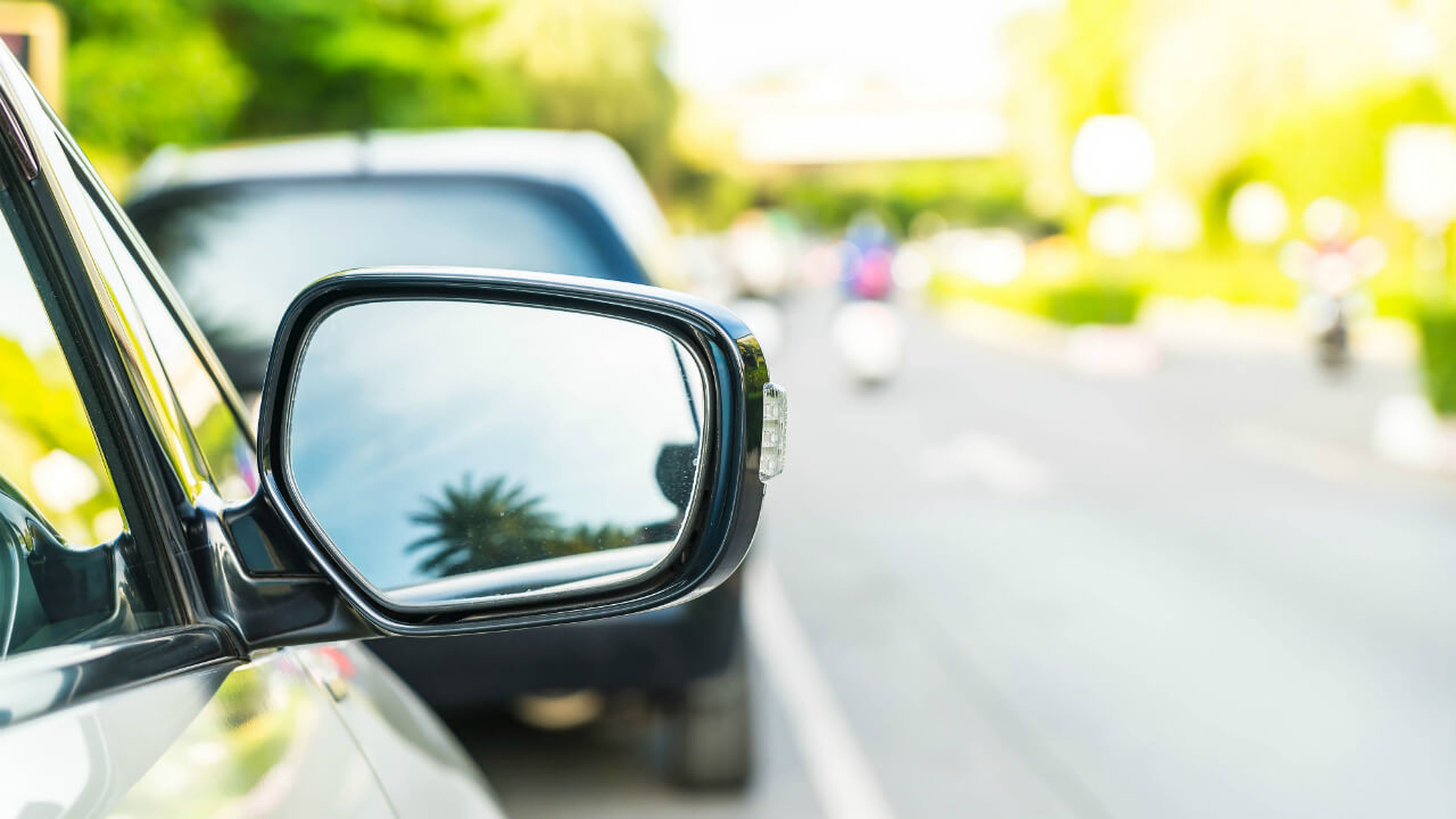 El truco viral para colocar correctamente los espejos retrovisores del coche