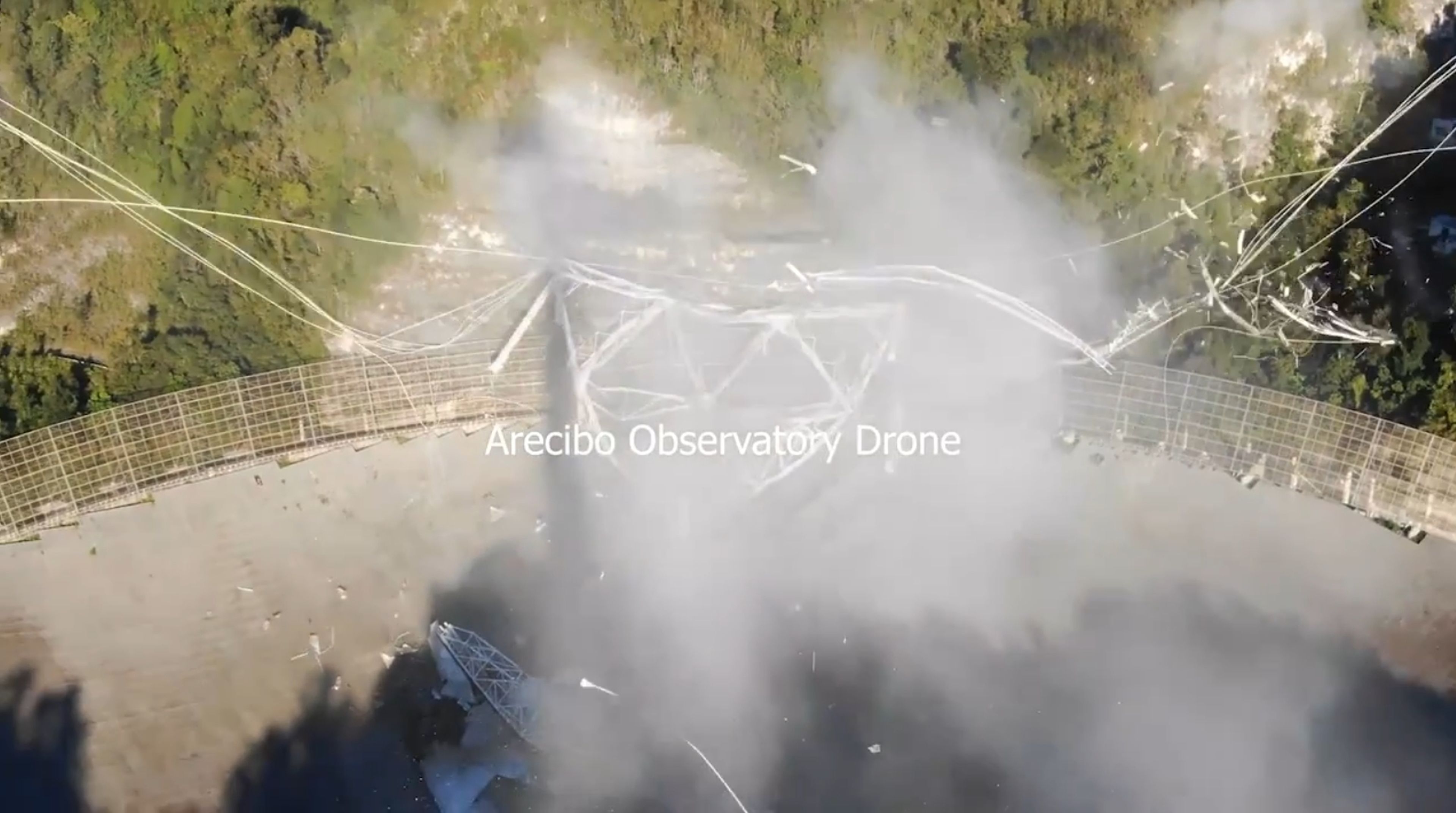 Un dron graba el derrumbe del telescopio de Arecibo, y es desgarrador