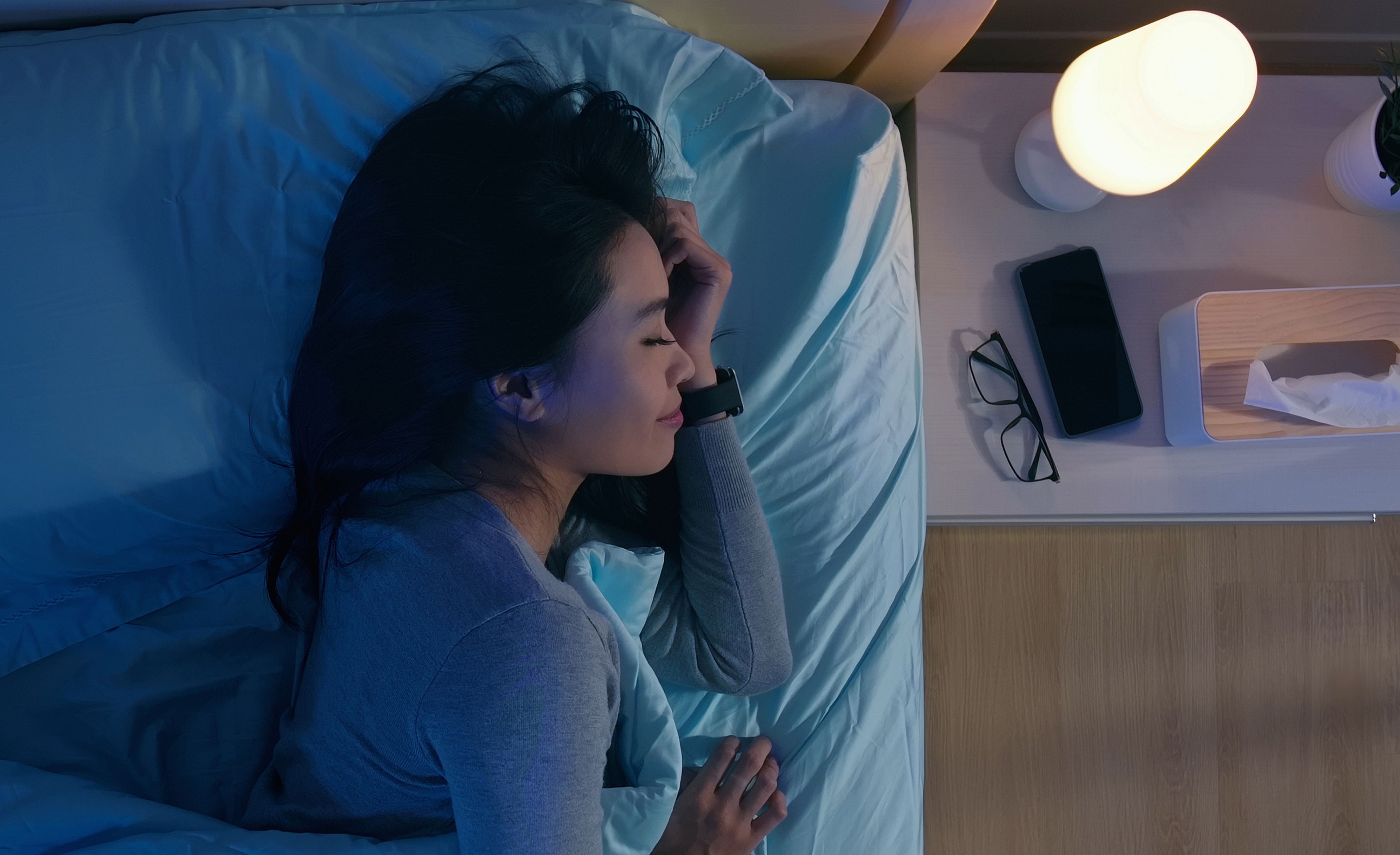 ¿Es malo dormir con el móvil en la mesita de noche? Esto es lo que dicen los expertos