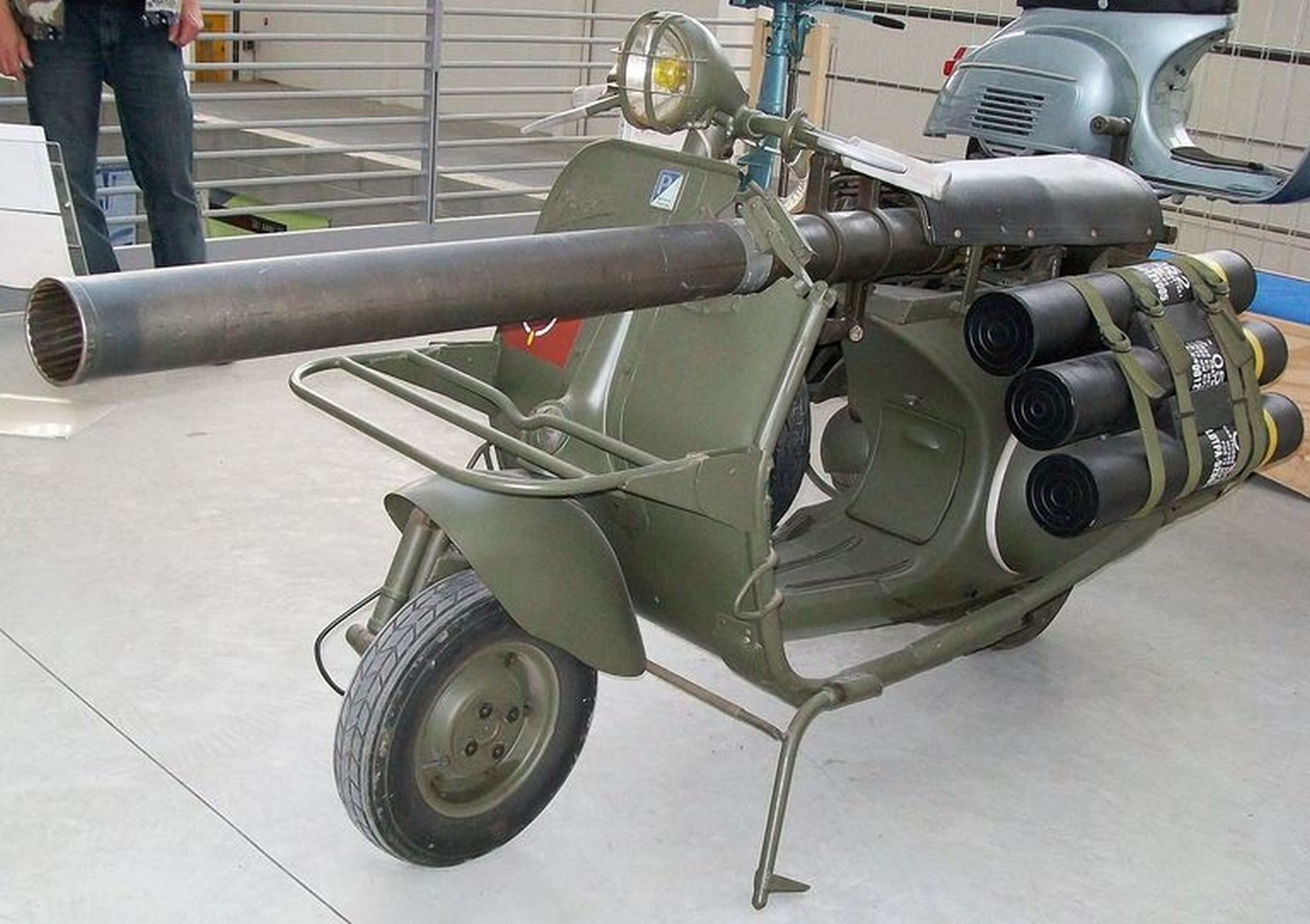 La curiosa historia de la Vespa con cañón que se lanzaba en paracaídas en los años 50