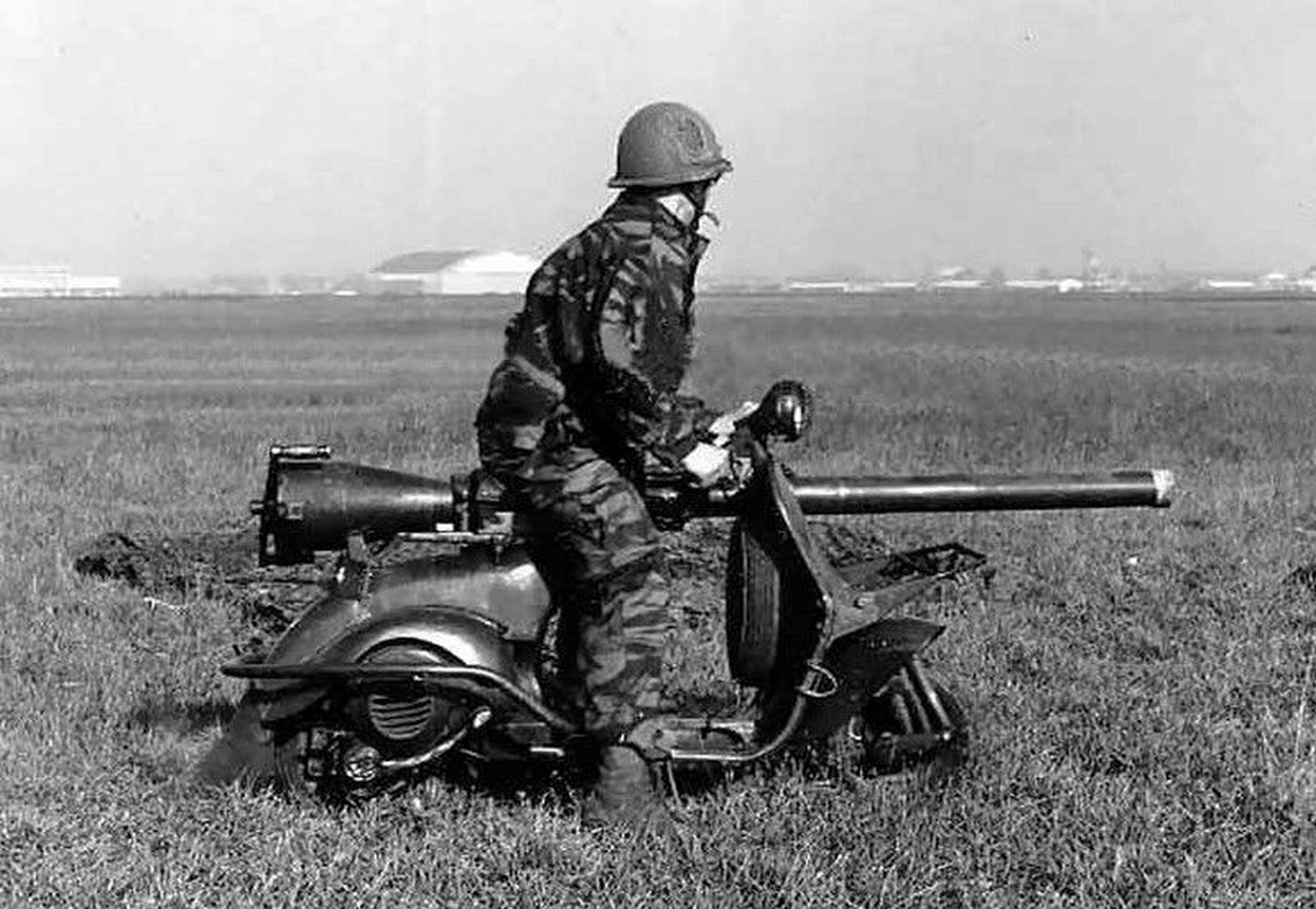 La curiosa historia de la Vespa con cañón que se lanzaba en paracaídas en los años 50