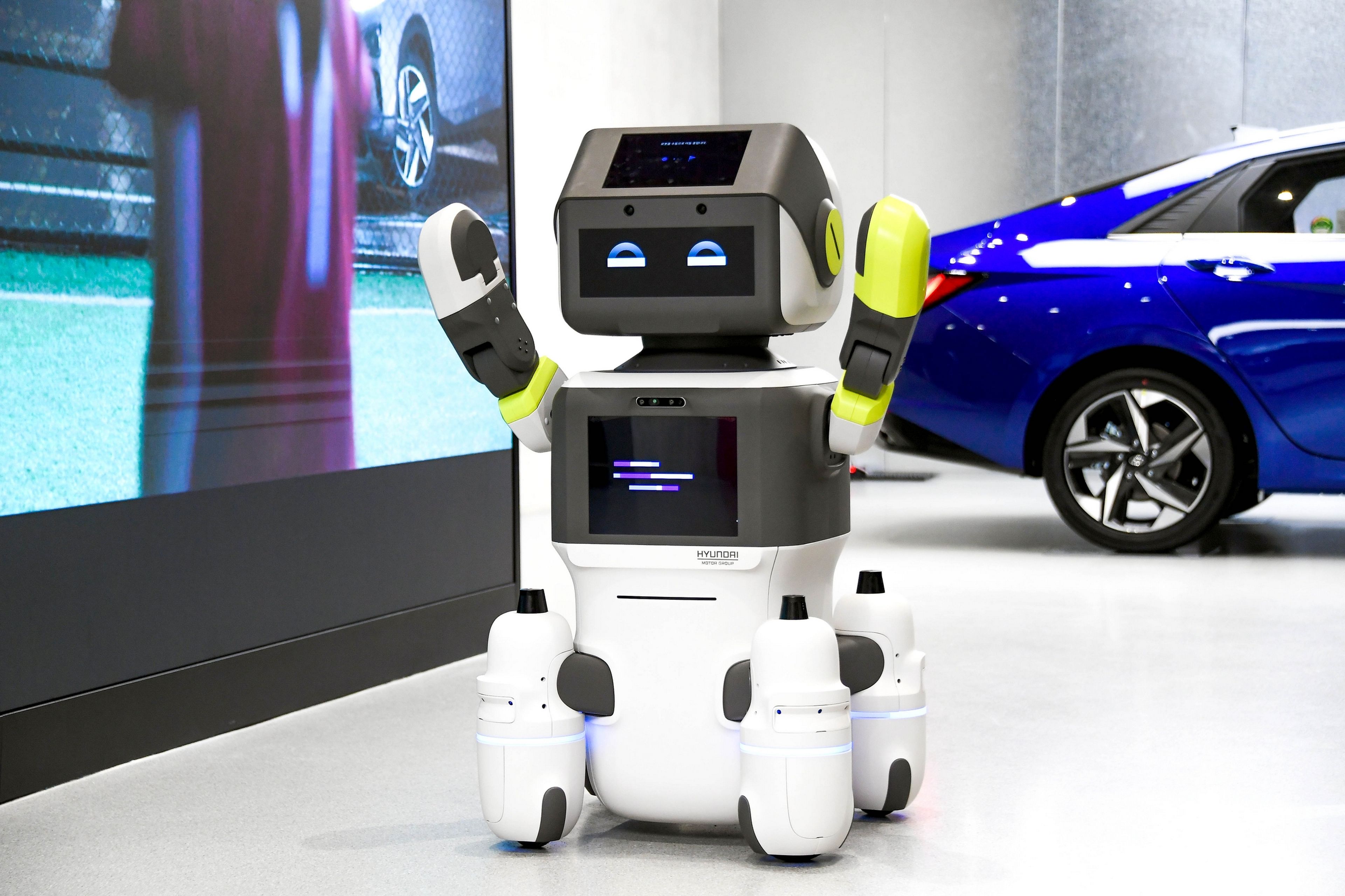 DAL-e, el simpático robot de asistencia al cliente de Hyundai, que encontrarás en los concesionarios