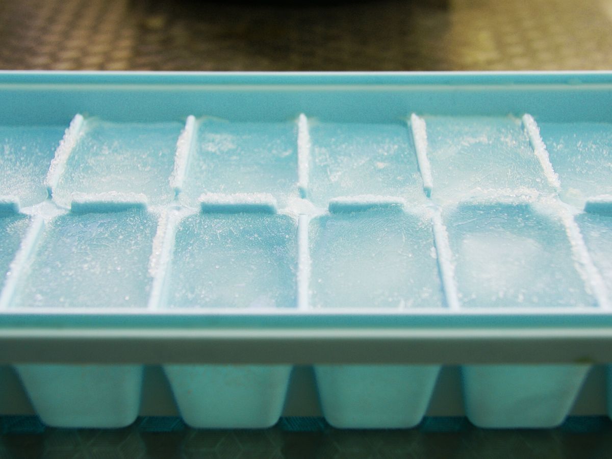 El truco para hacer cubitos de hielo de forma rápida como si