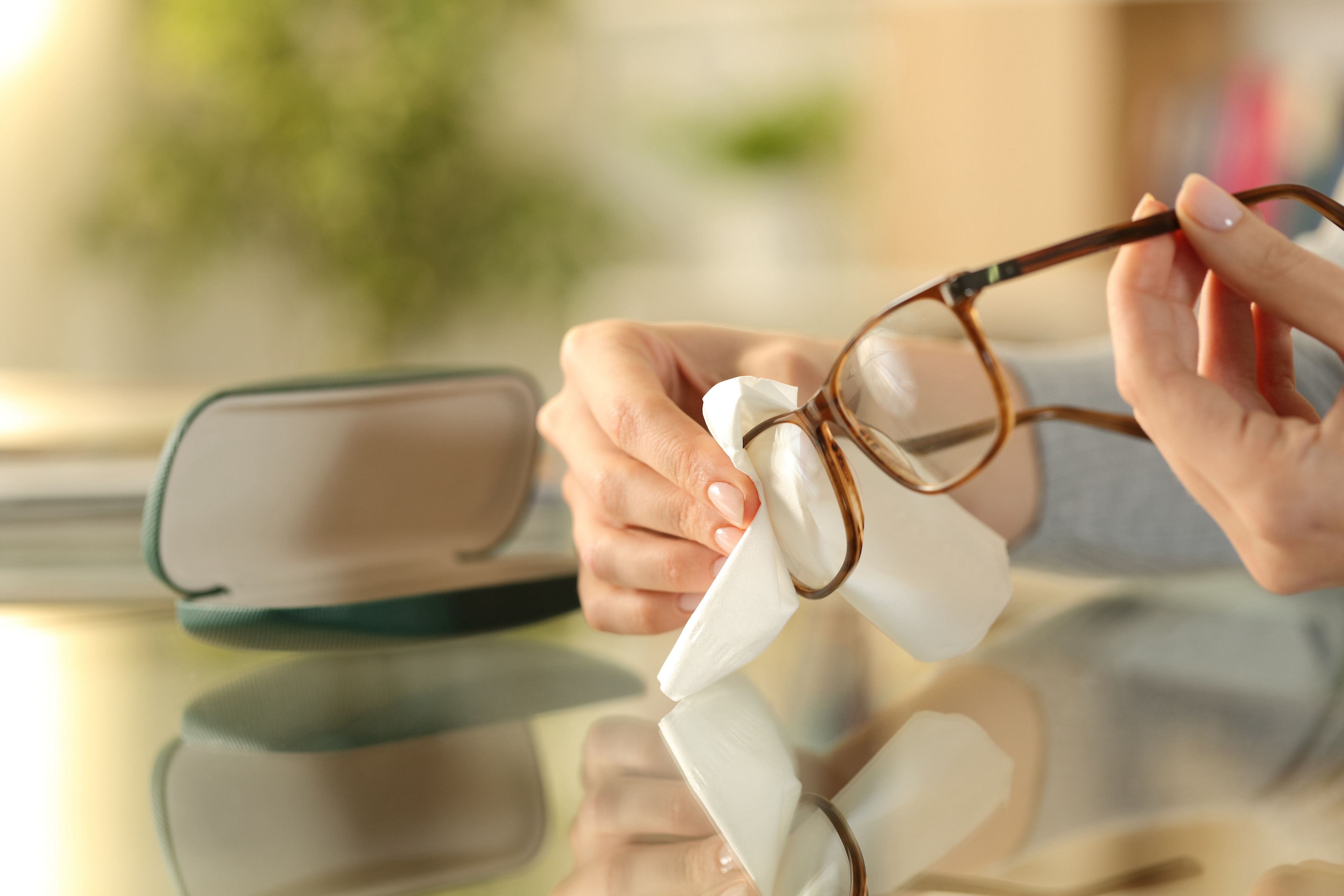 Pensar Muslo Puntero Llevas toda la vida limpiando las gafas mal: así debes hacerlo | Computer  Hoy