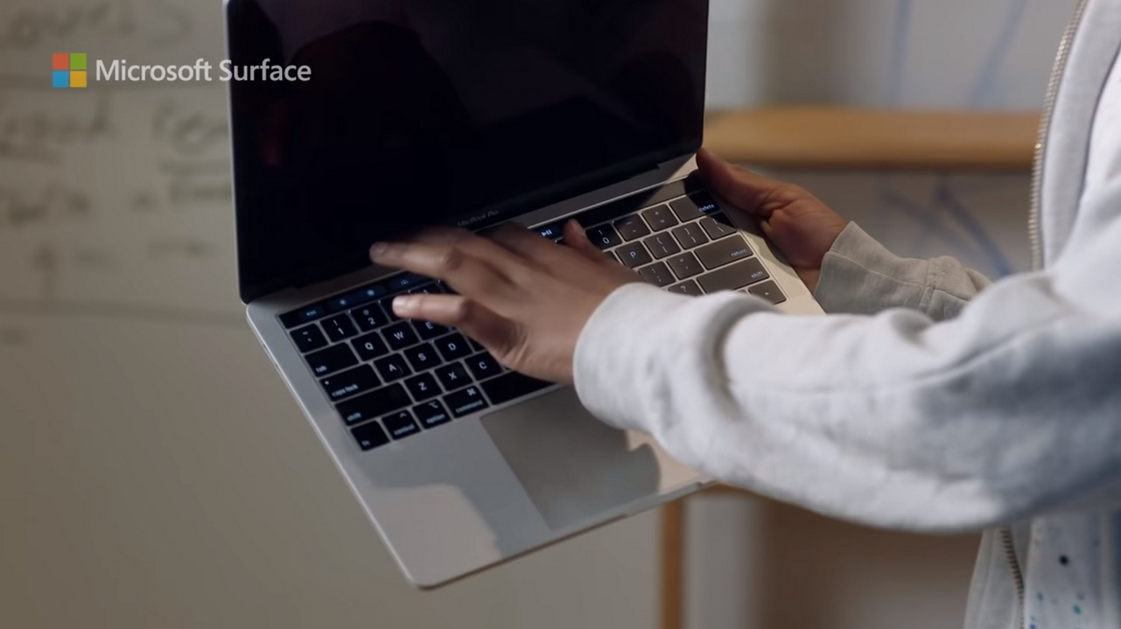 Microsoft se ríe de la Touch Bar de Apple y de otras cosas de los MacBook Pro en un nuevo anuncio