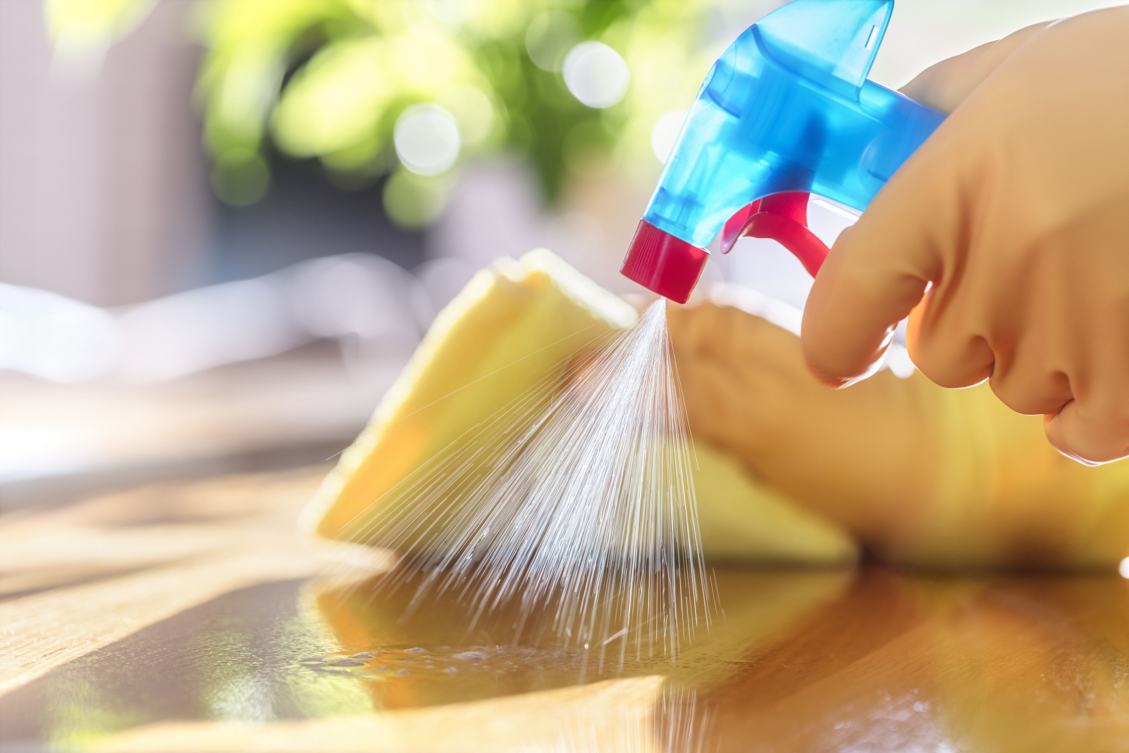 Errores habituales que cometes con los productos de limpieza y que pueden  costarte un disgusto