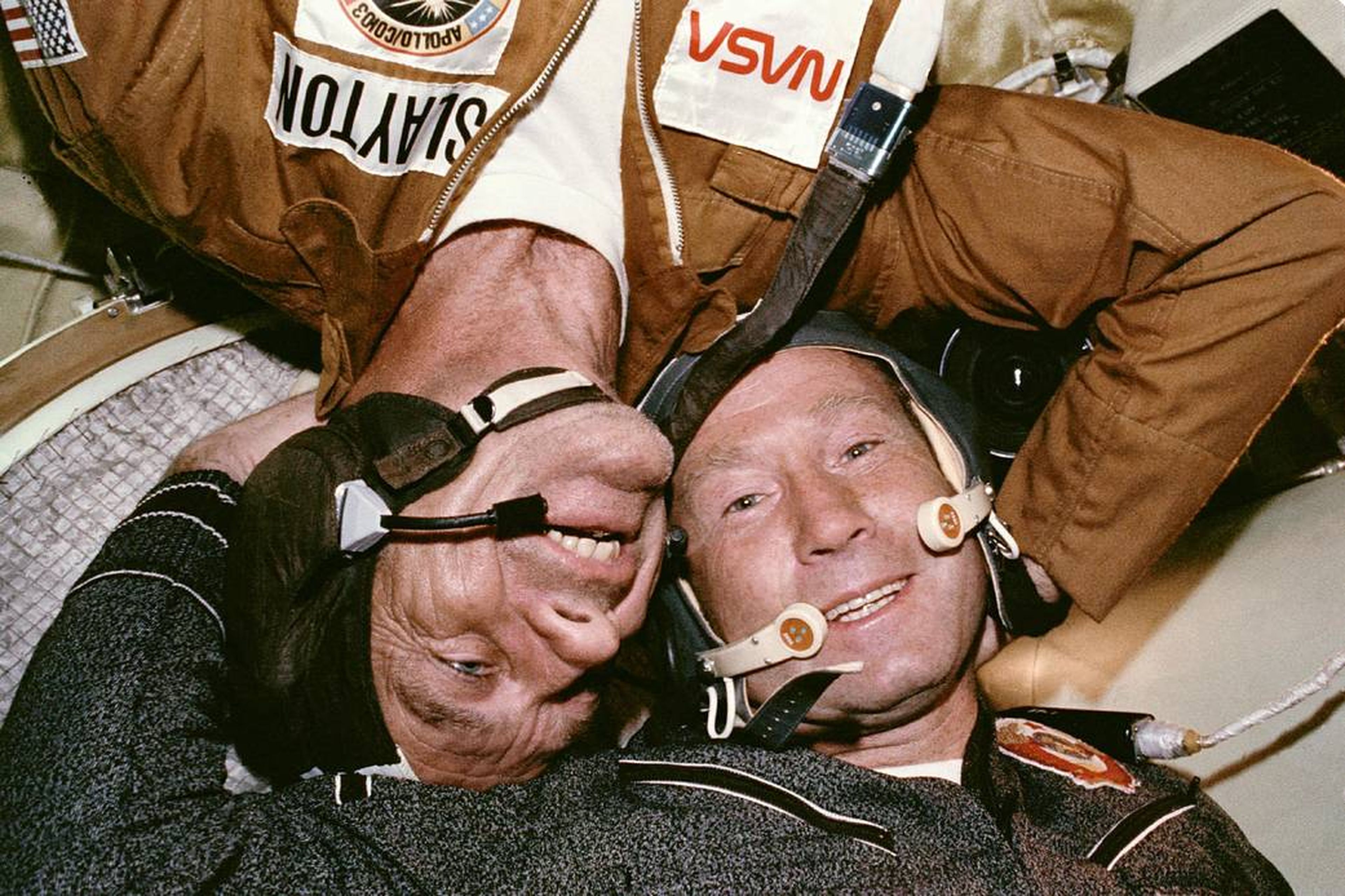 El astronauta Donald K. "Deke" Slayton abraza al cosmonauta Aleksey Leonov en la nave espacial Soyuz. 1975
