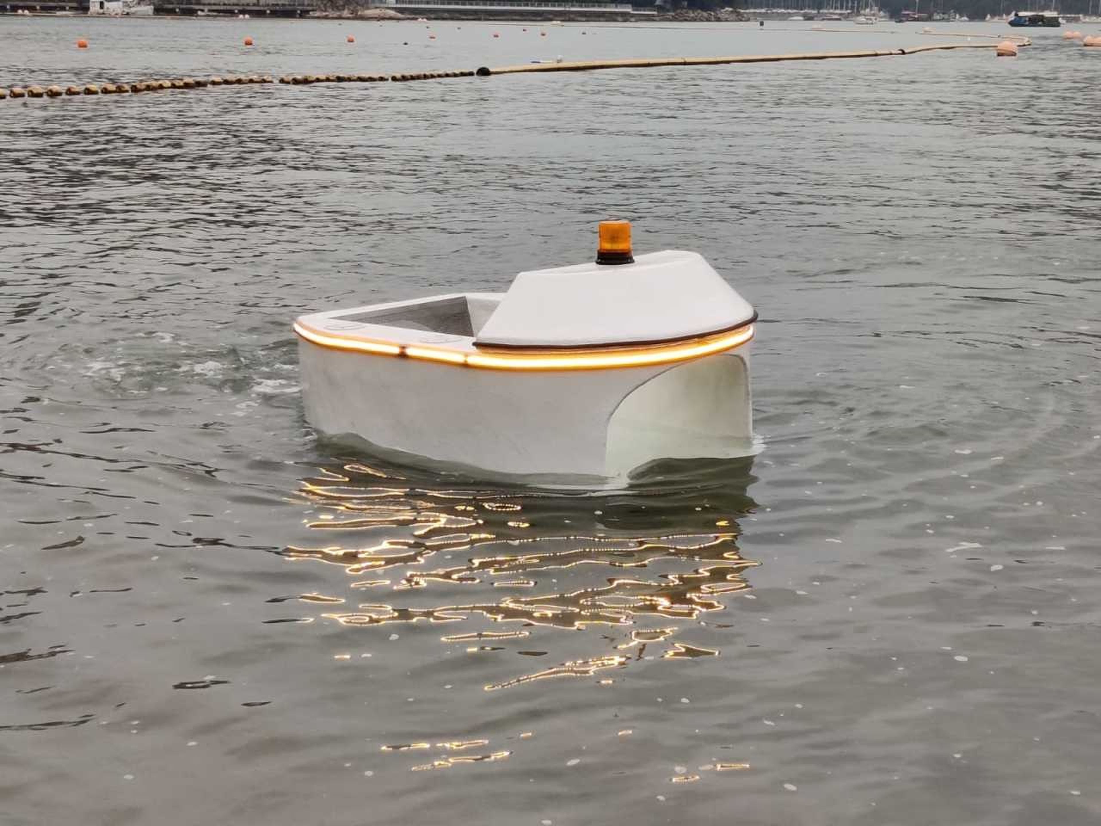 Este robot acuático limpia la basura que dejamos en el mar
