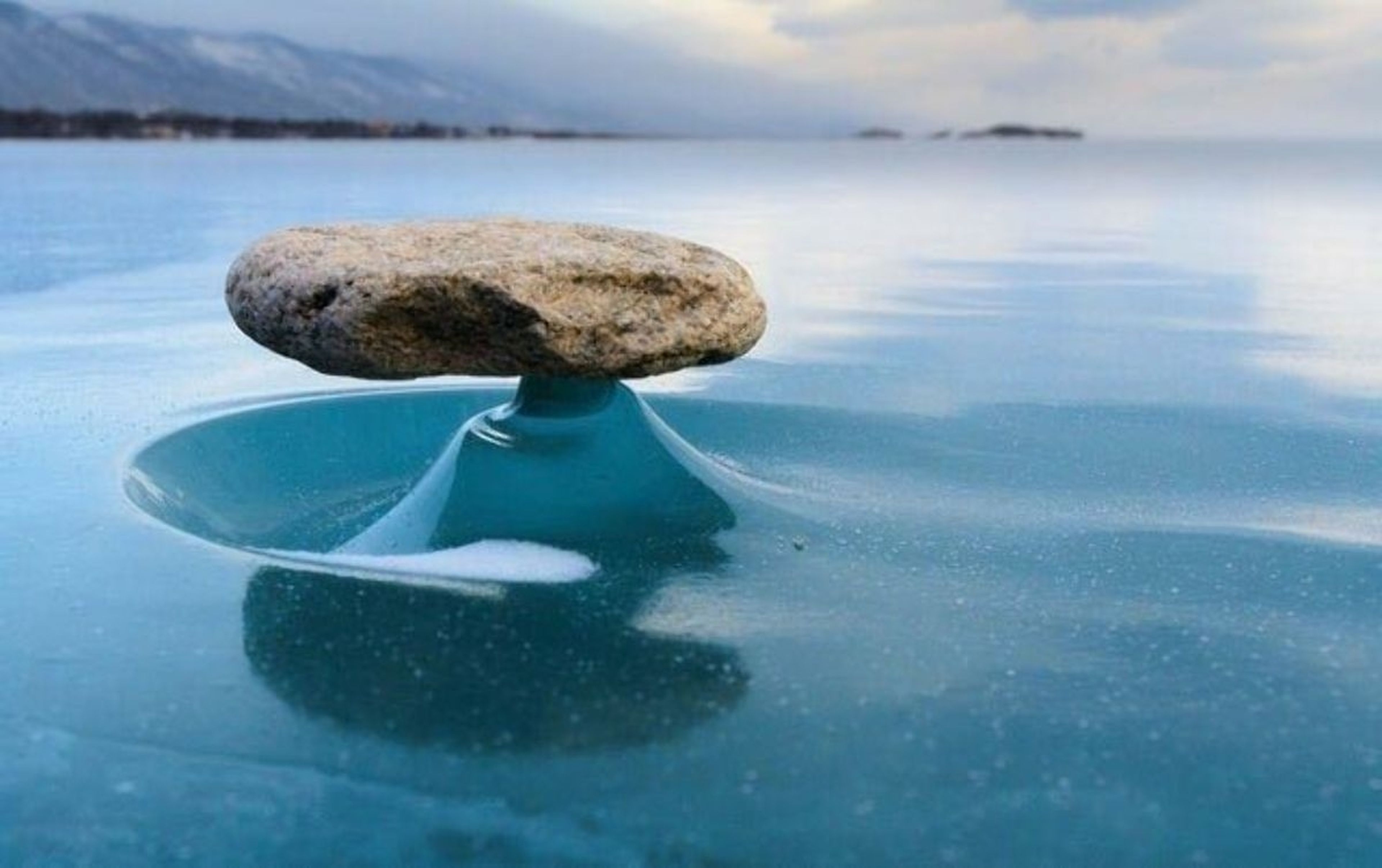 Baikal Zen: el extraño fenómeno de un lago ruso en donde las piedras levitan sobre el hielo