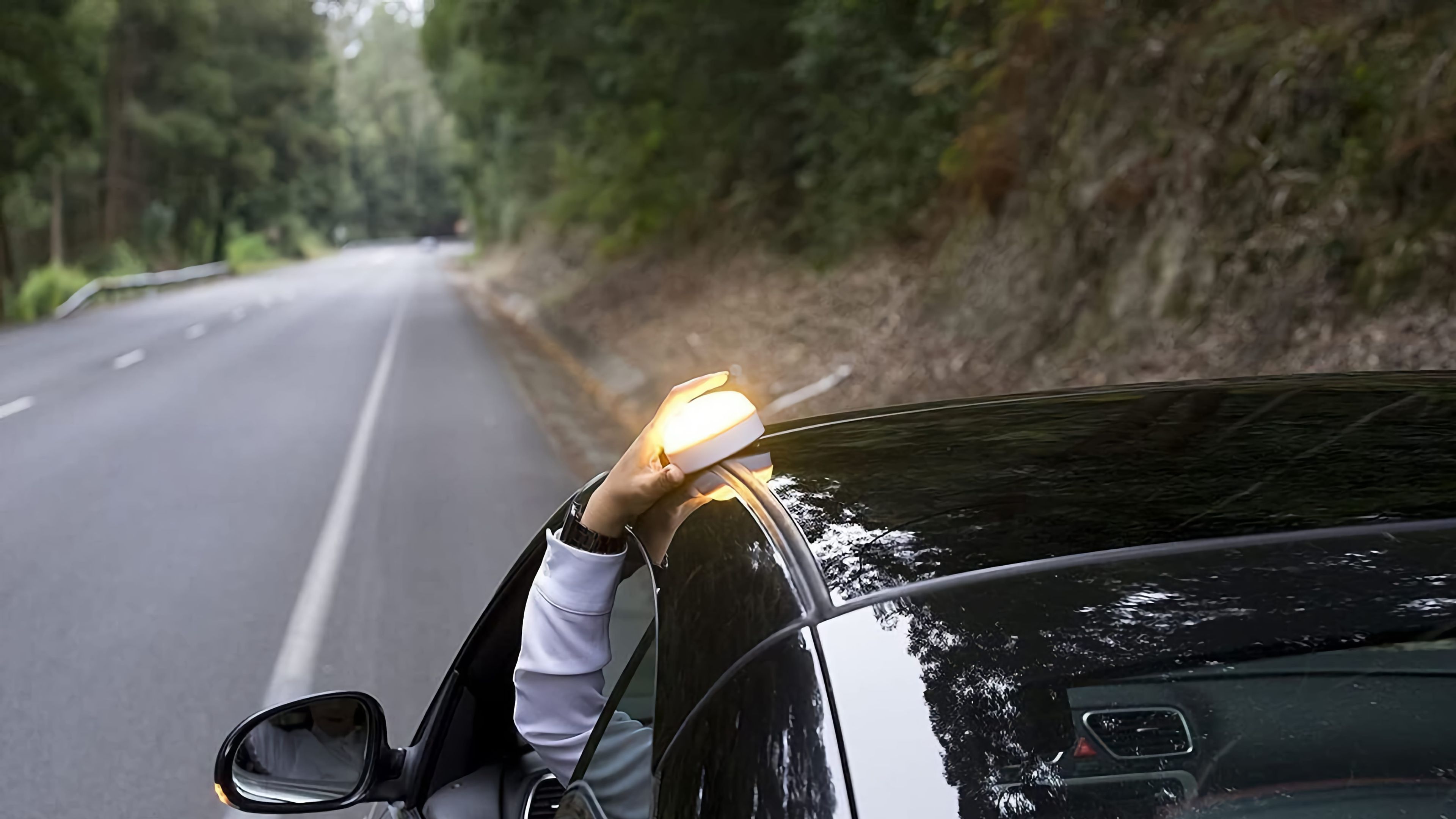 Baliza v16: la luz de emergencia que necesitas llevar en tu coche