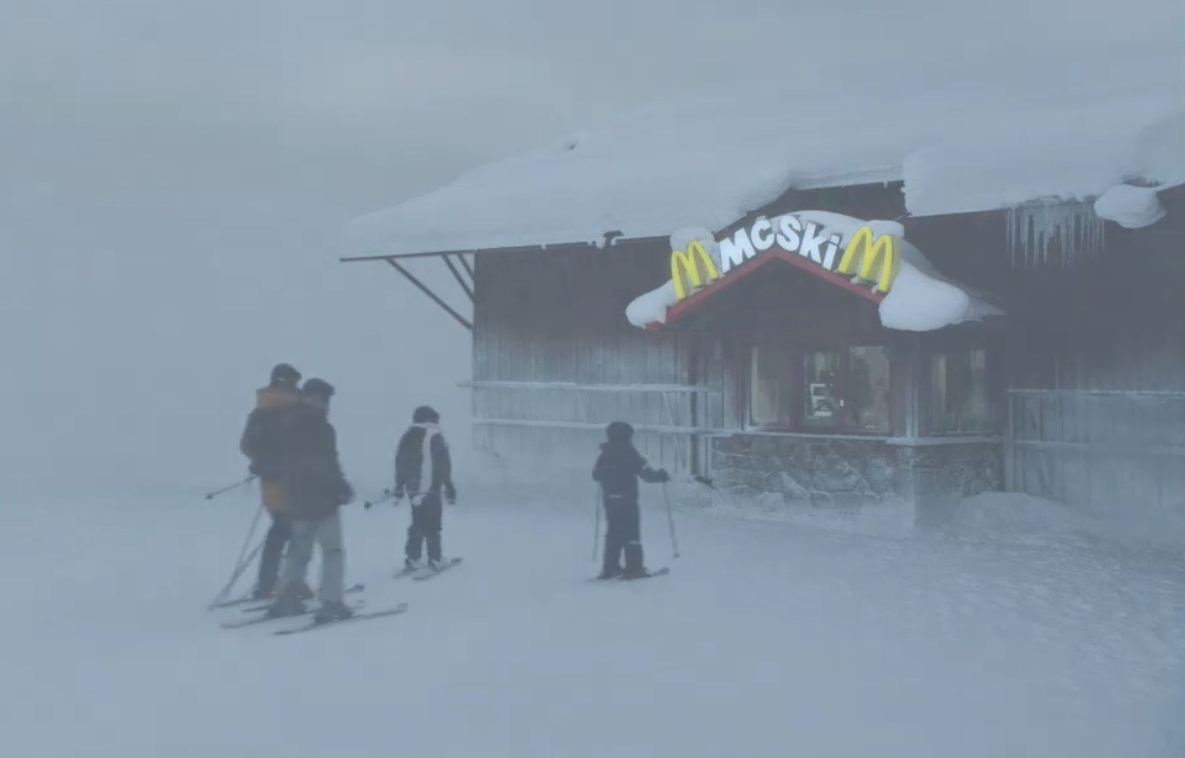 McSki, el único McDonald's del mundo al que solo se puede llegar esquiando