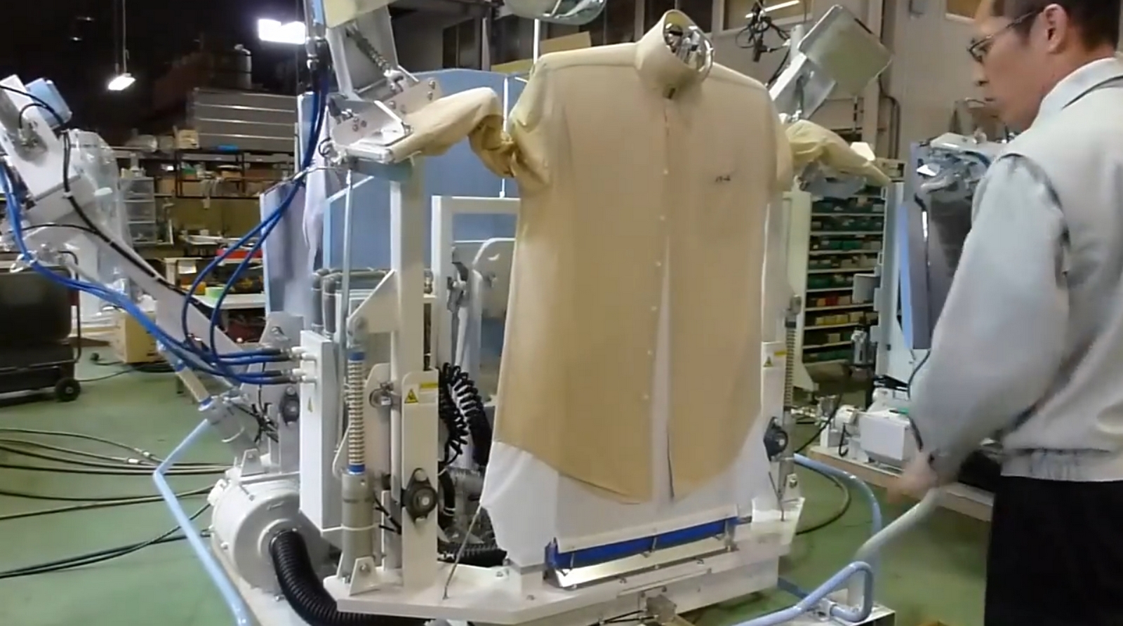 La querrás en tu casa: esta máquina plancha 120 camisas una hora, y funciona energía solar | Computer Hoy