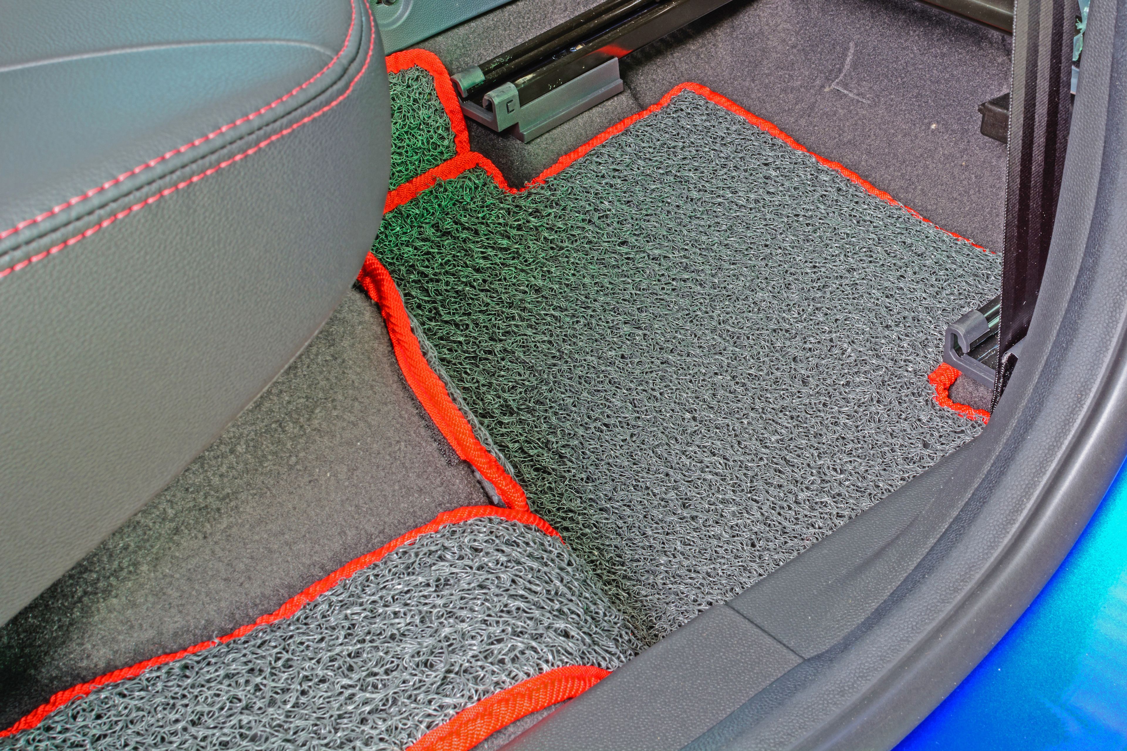 Alfombras de suelo de un coche en un lavado de coche adjunto a un  tendedero, alfombras de coche sucias para un concesionario de coches  Fotografía de stock - Alamy