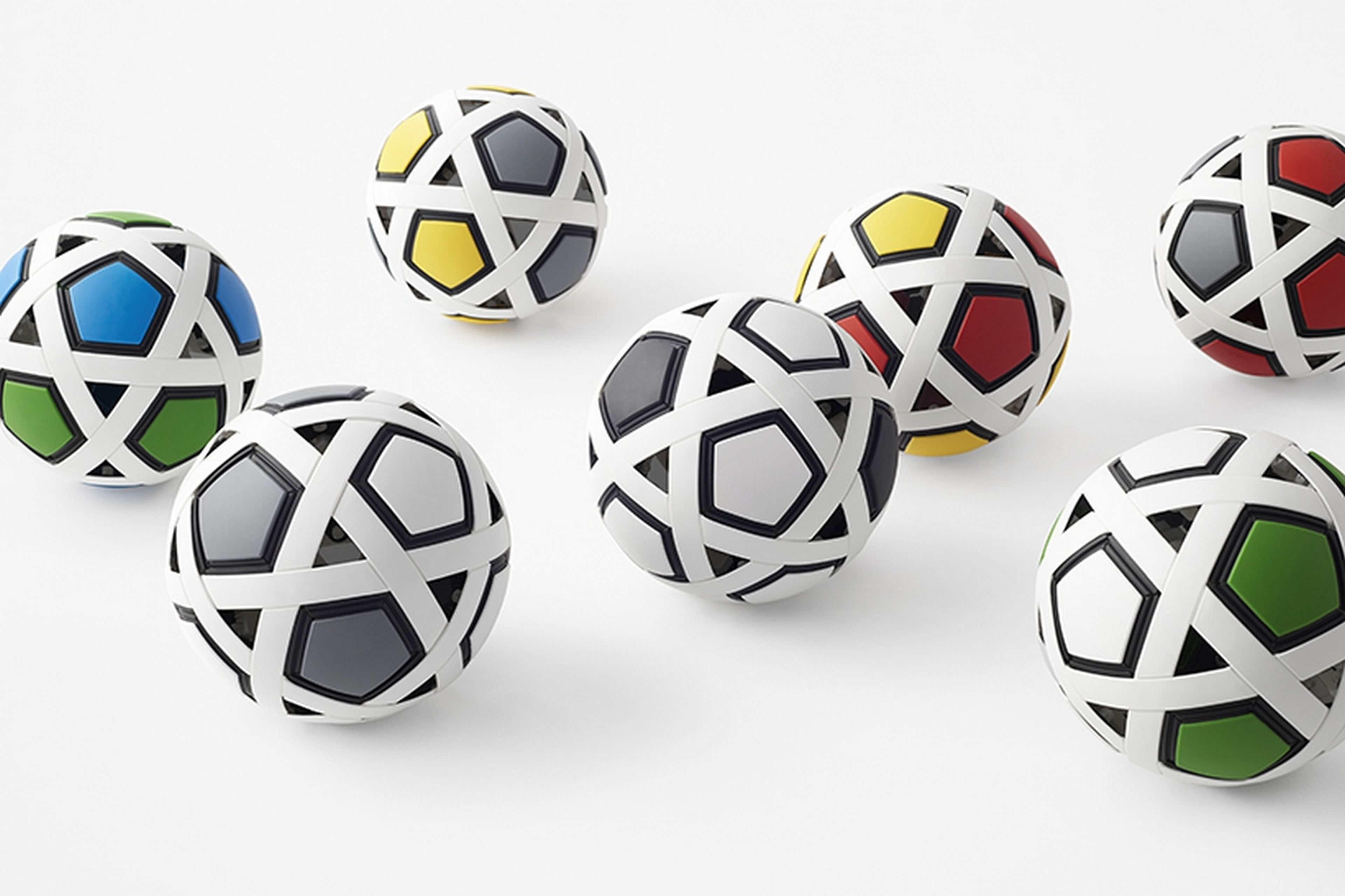 Este balón de fútbol está hecho con piezas estilo LEGO, sin aire, pero al patearlo es igual que uno estándar