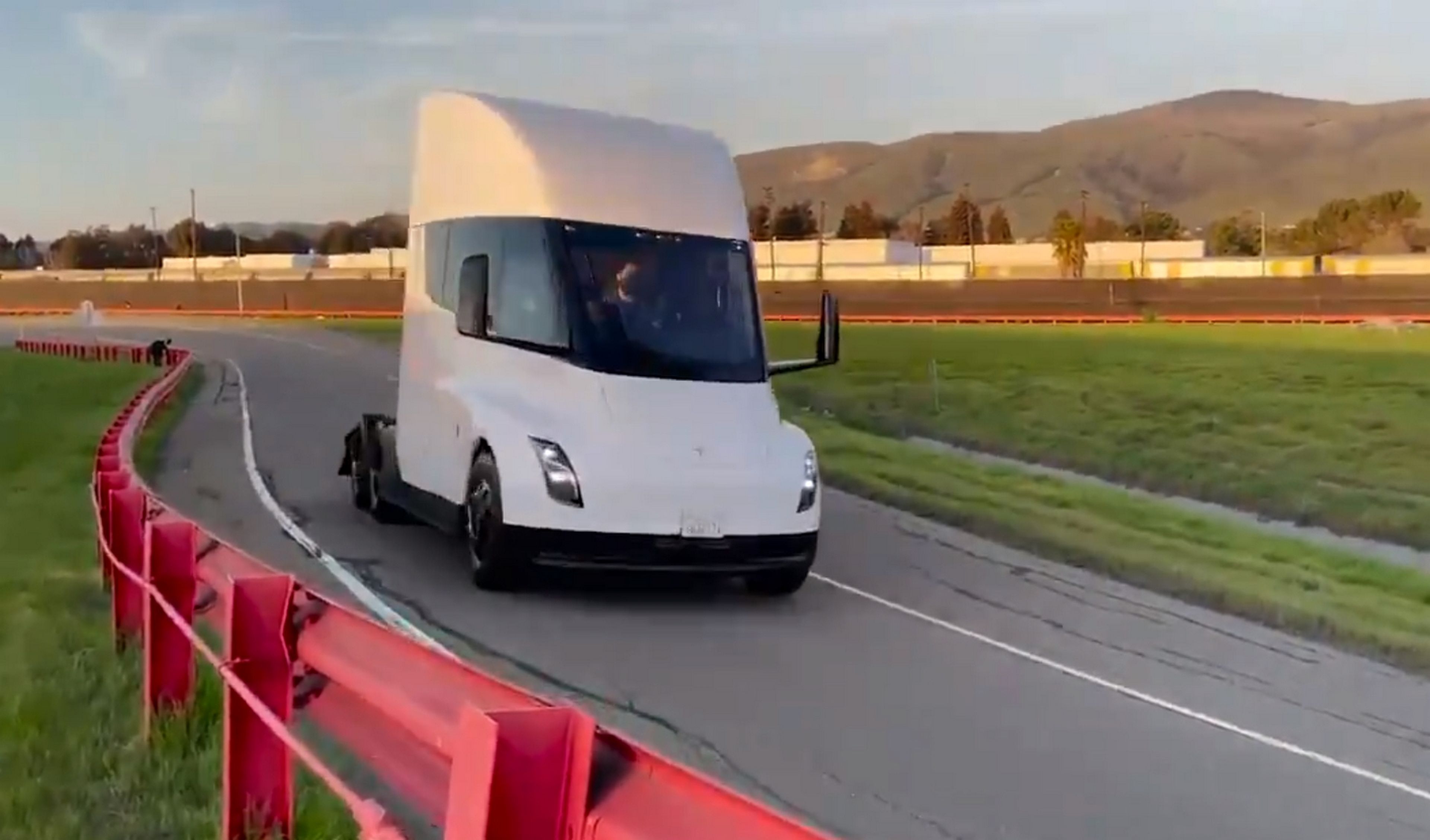 El camión eléctrico Semi de Tesla ya rueda en circuito, y suena como un Tie Fighter de Star Wars