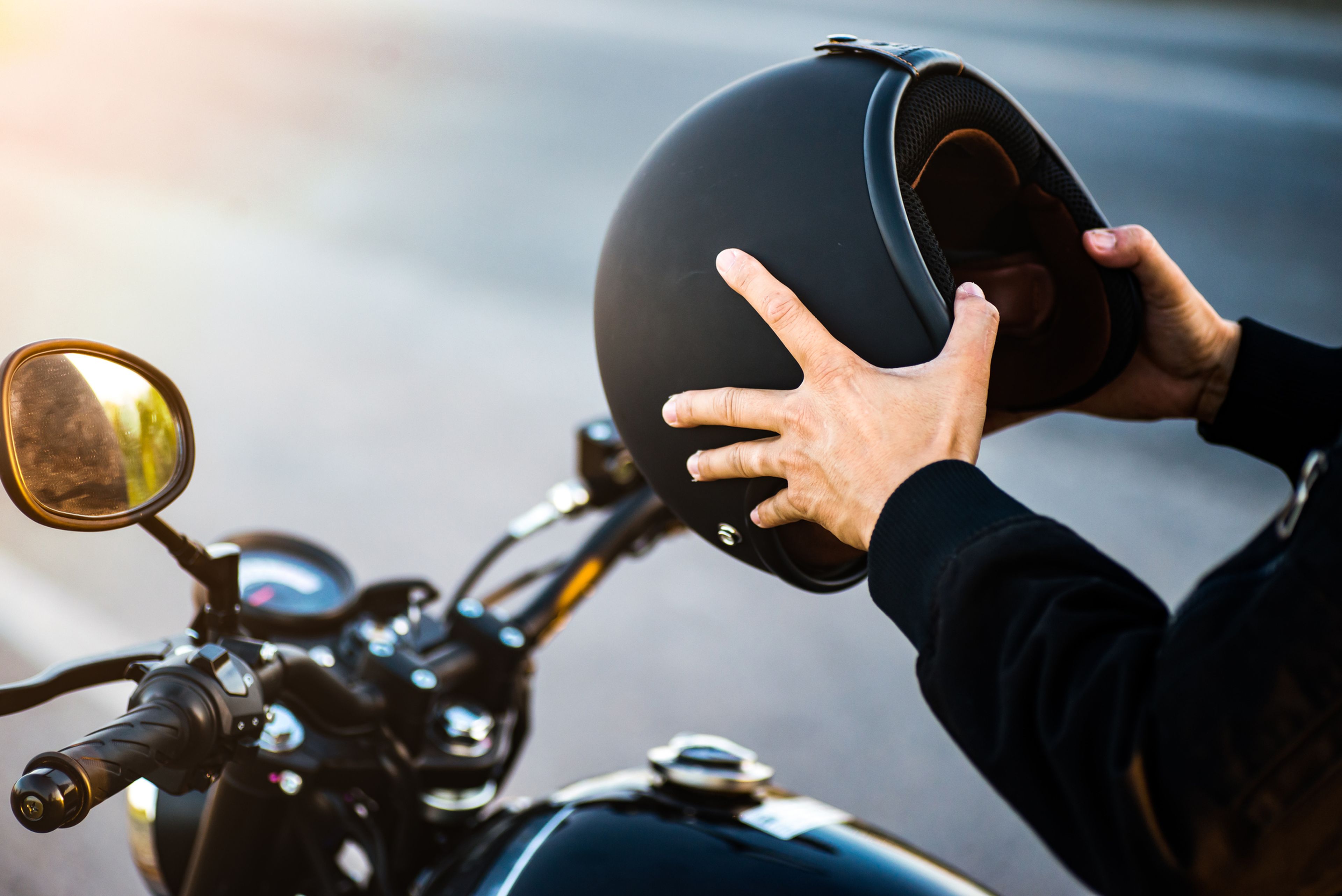 director dolor de muelas Geometría Circular en moto sin casco legalmente según la DGT es posible, pero solo en  estos casos | Computer Hoy