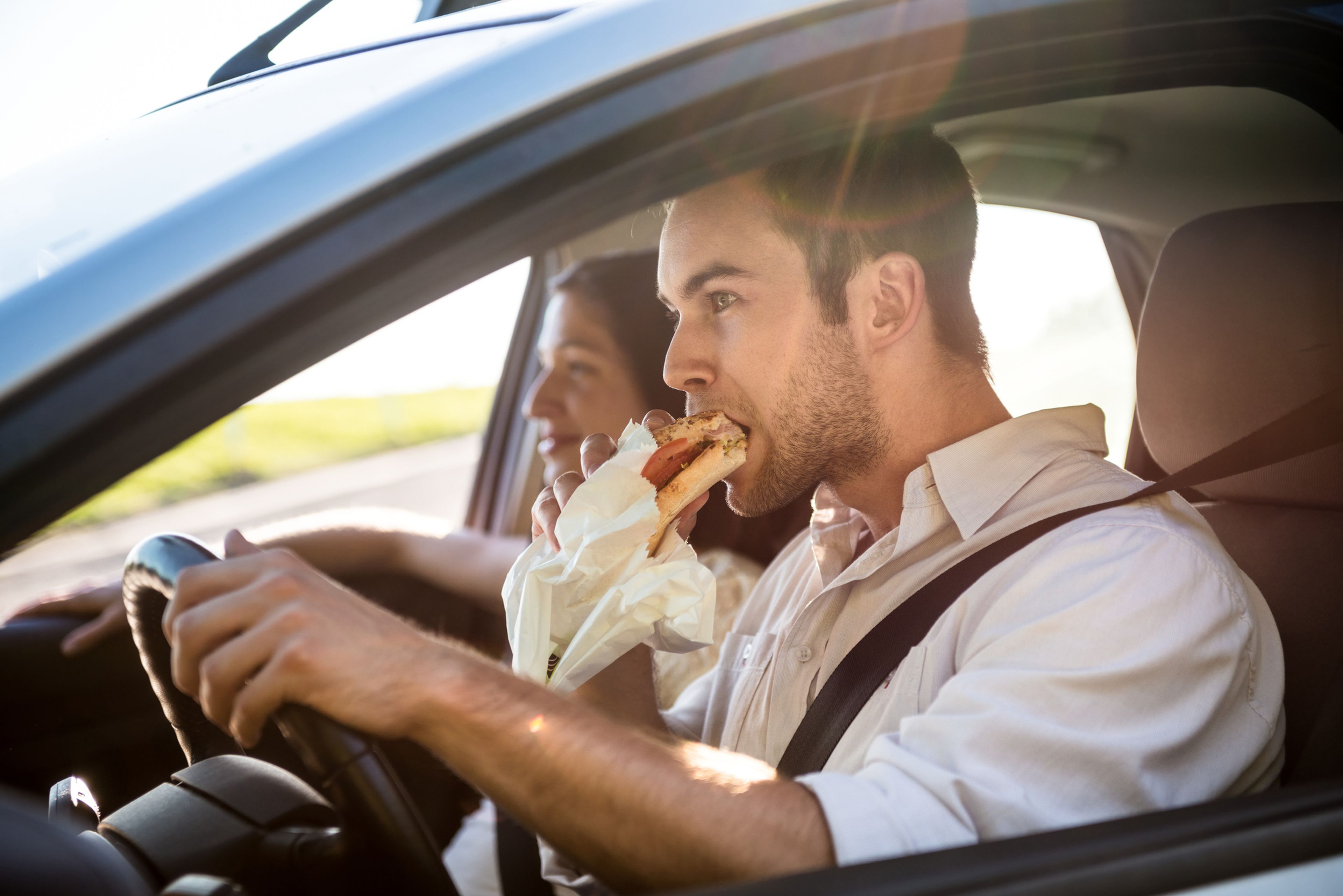 Comer mientras conduces