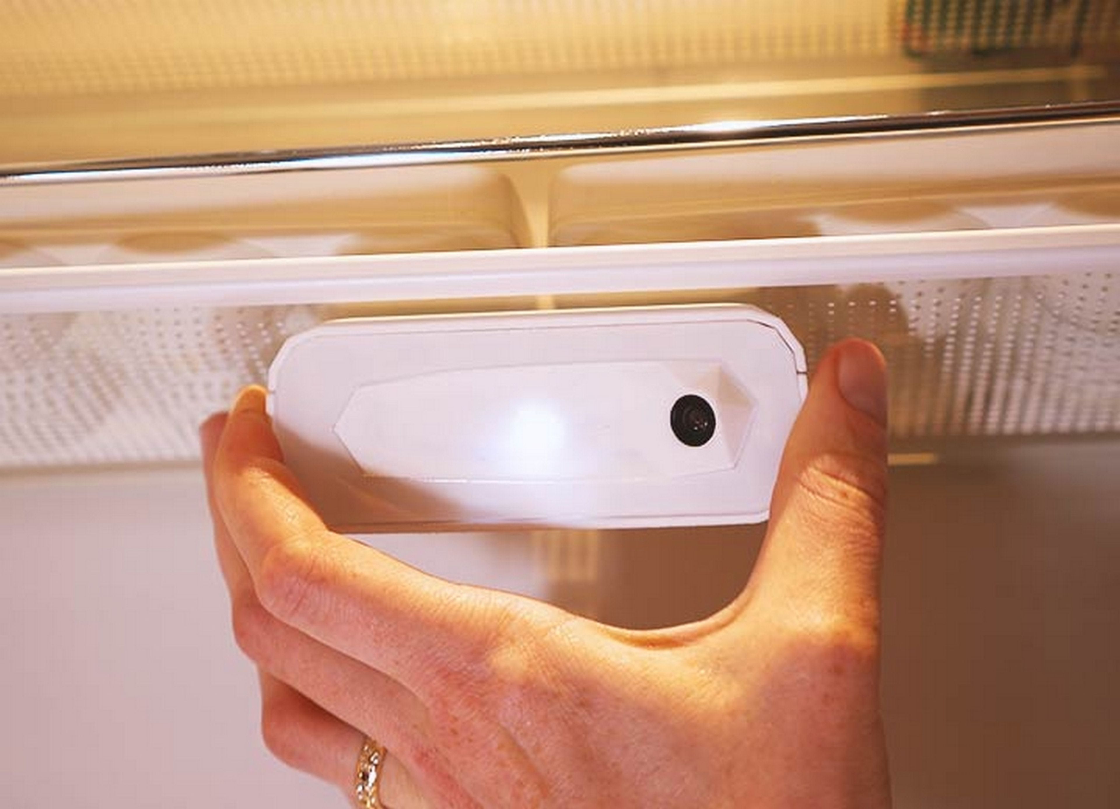 FridgeEYE, la cámara con inteligencia artificial que metes dentro del frigorífico
