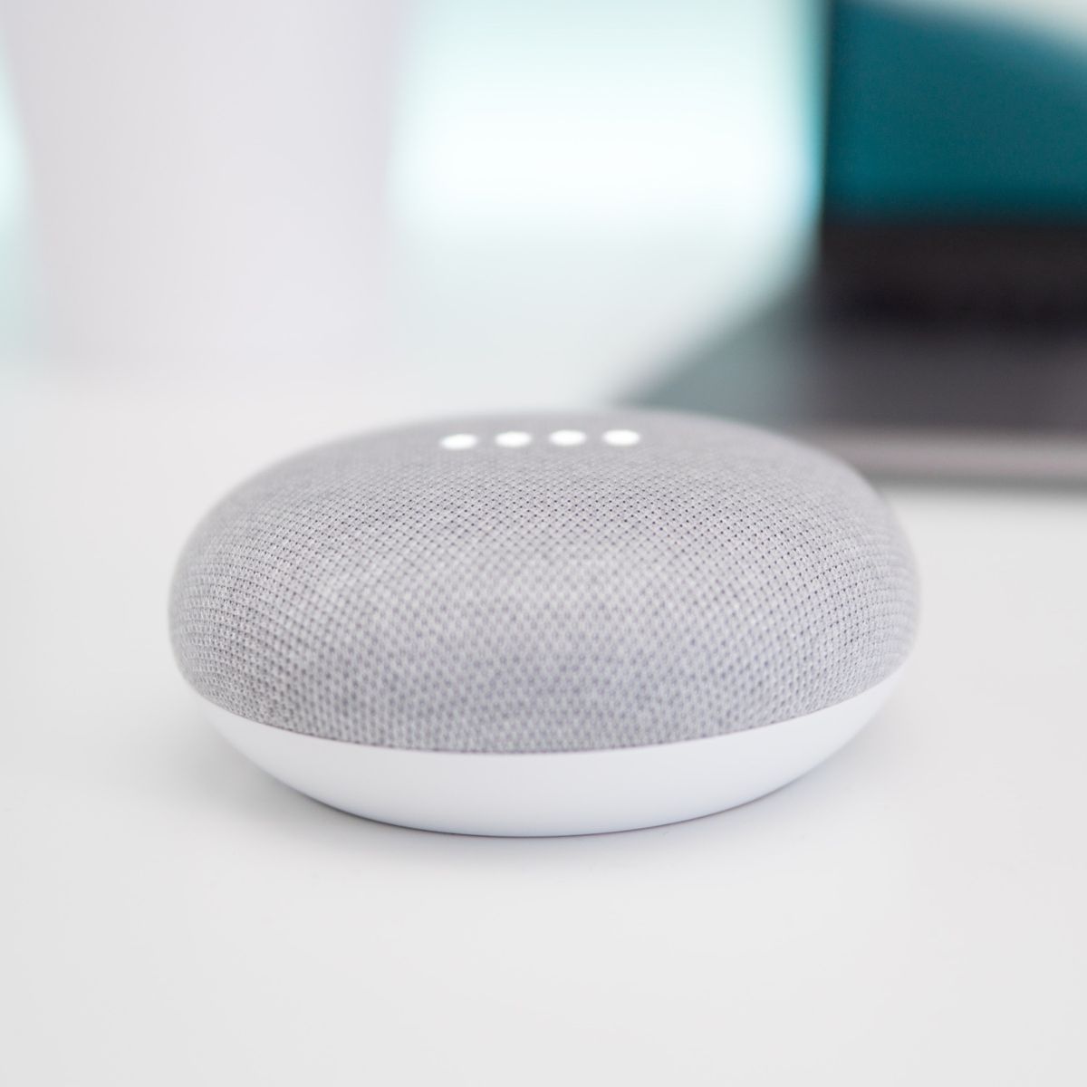 Por lo mismo que cuesta el Echo Dot 5, te lo puedes llevar con un enchufe  inteligente compatible con Alexa y HomeKit