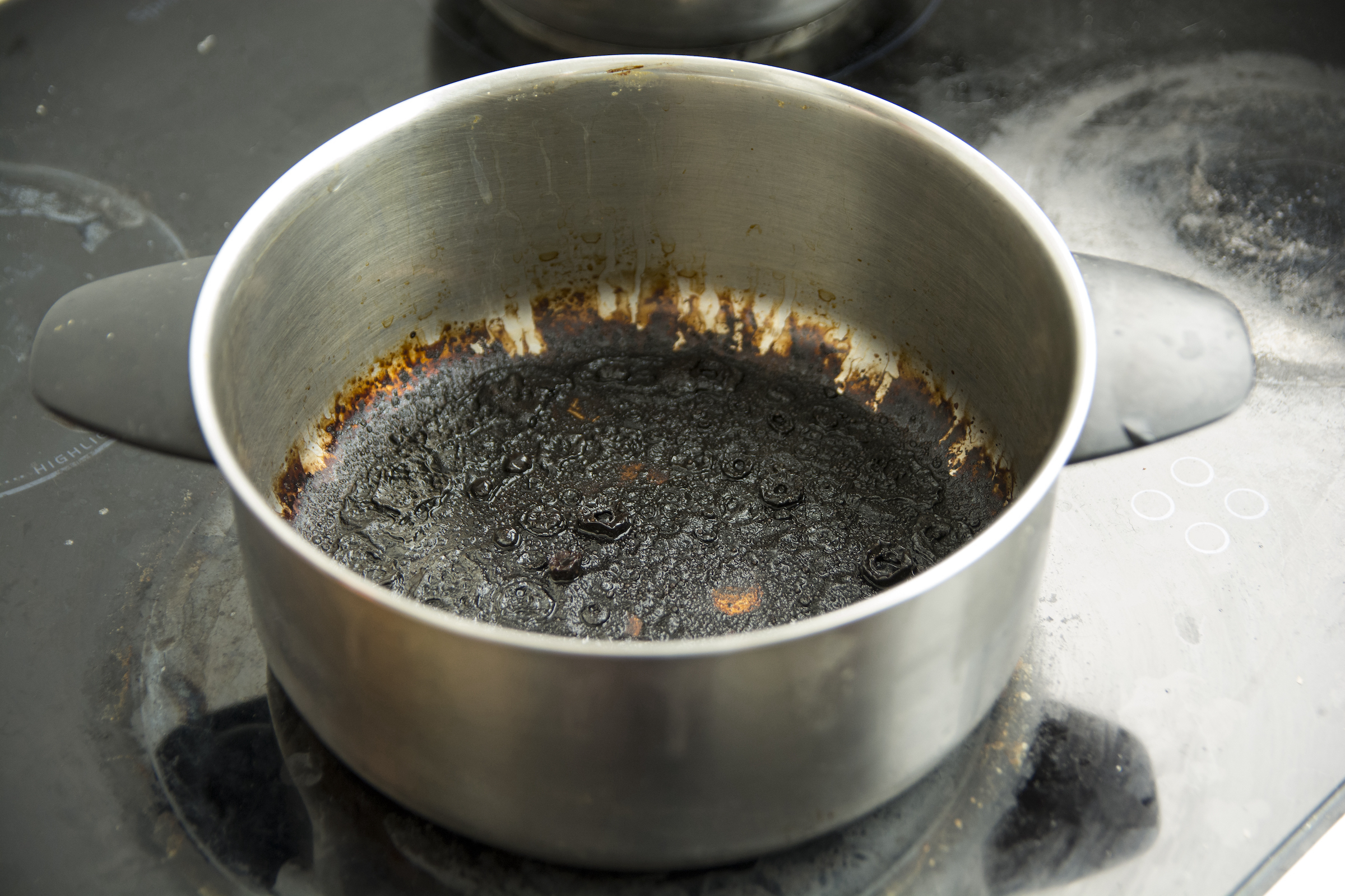 Cómo limpiar una olla quemada de manera sencilla