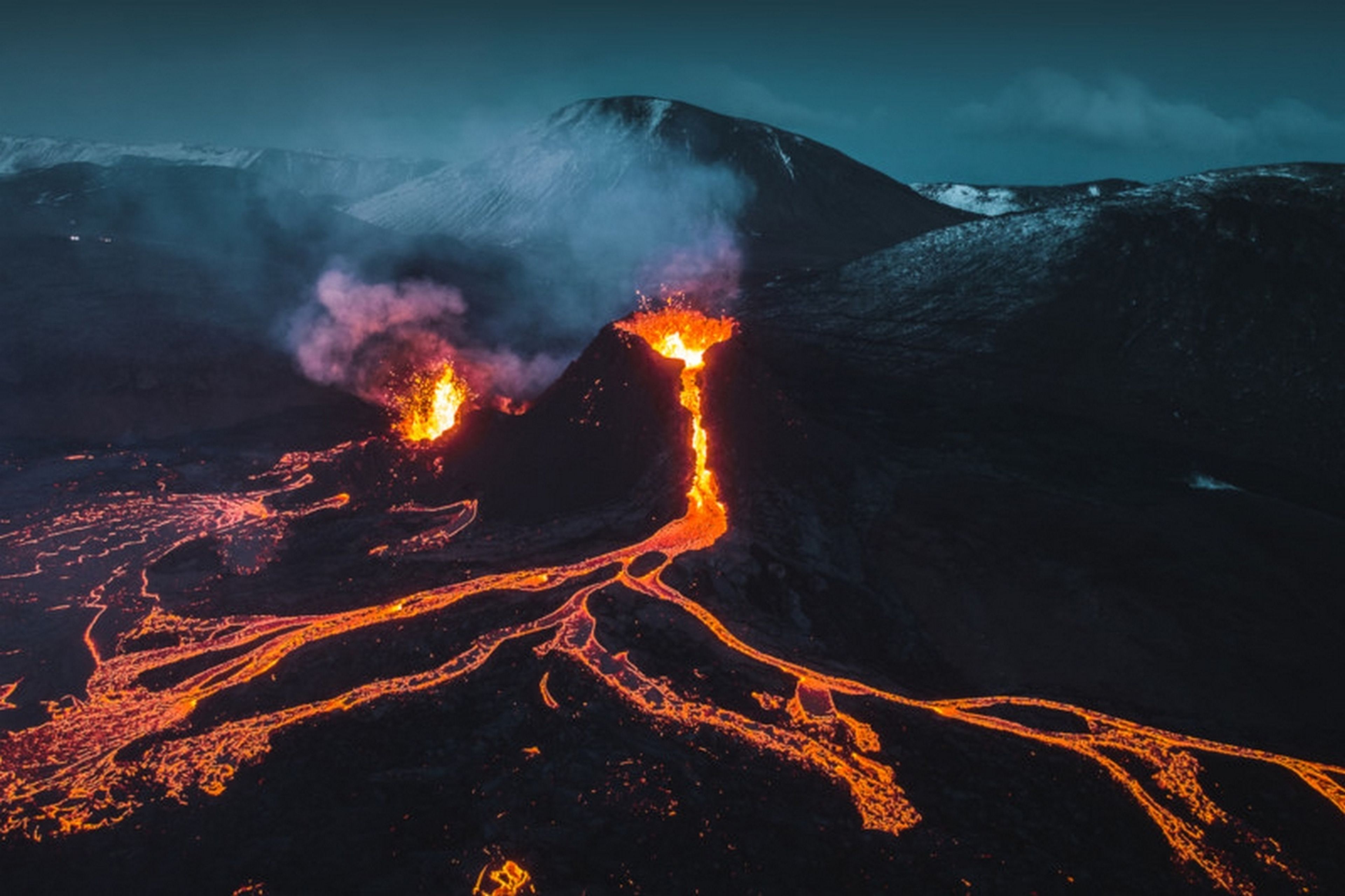 Qué pasa si vuelas un dron sobre un volcán en erupción (mala idea)
