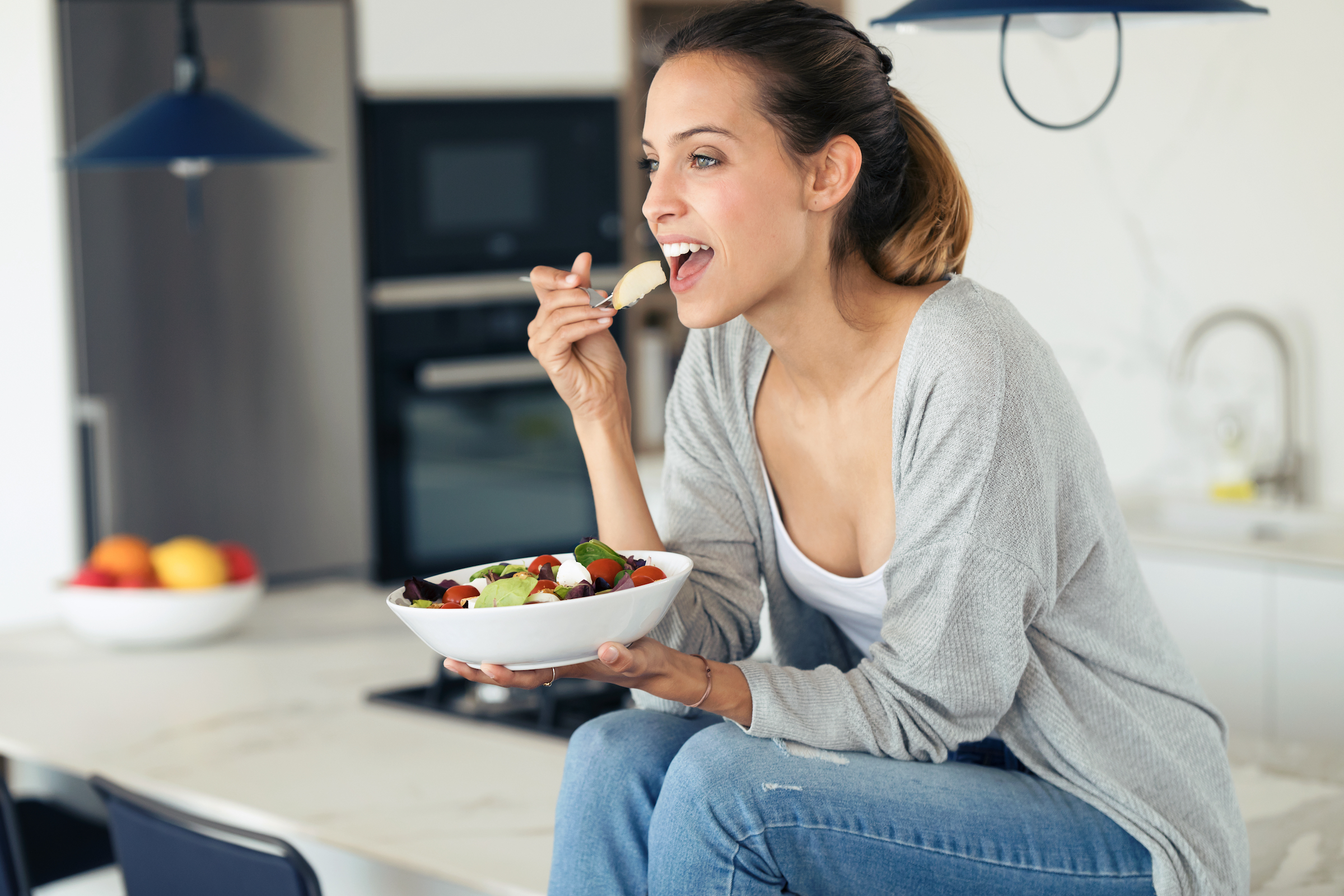 Comer despacio ayuda a adelgazar, según la ciencia | Computer Hoy
