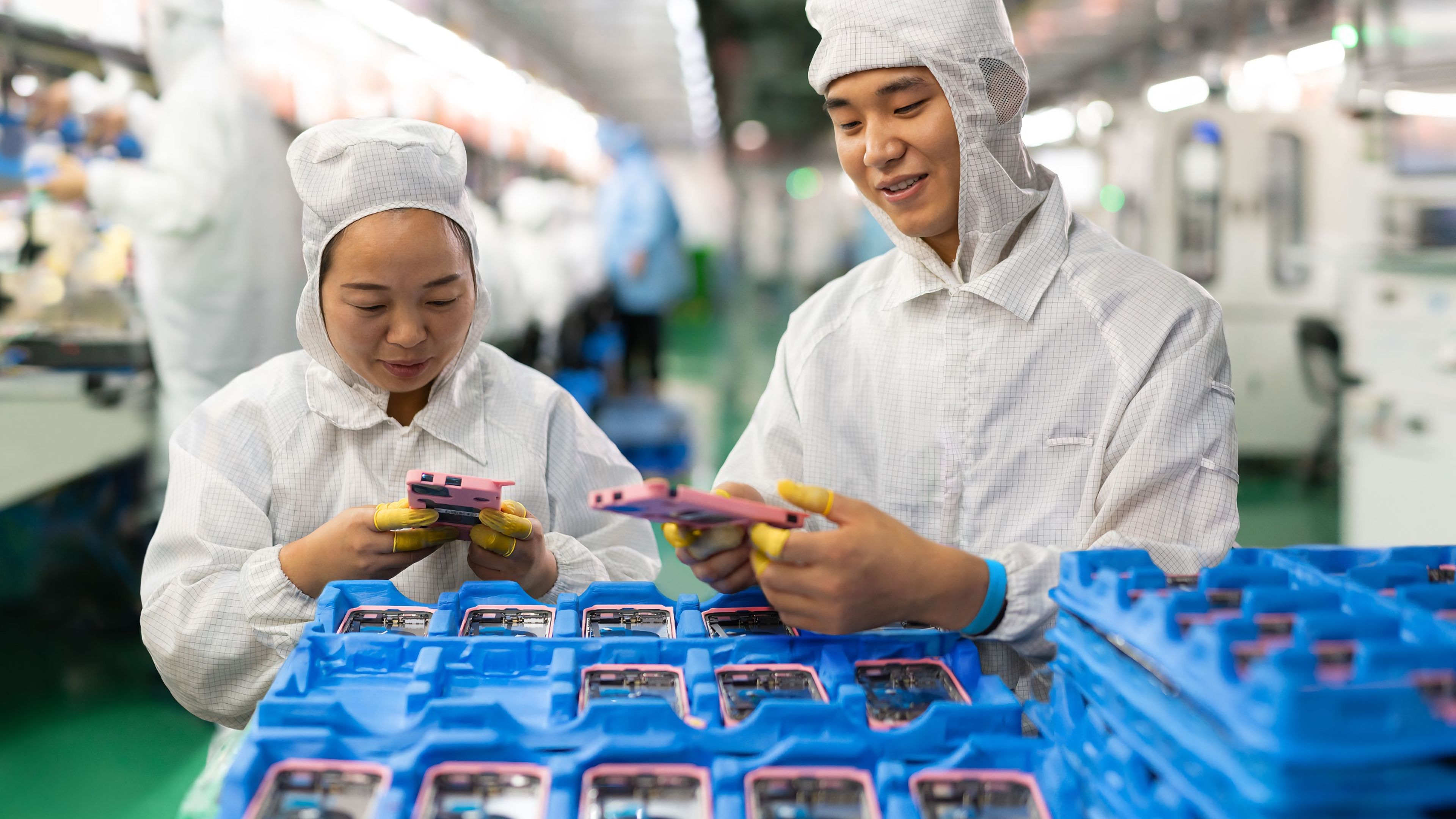 Empleados en una planta de ensamblado de iPhone en China