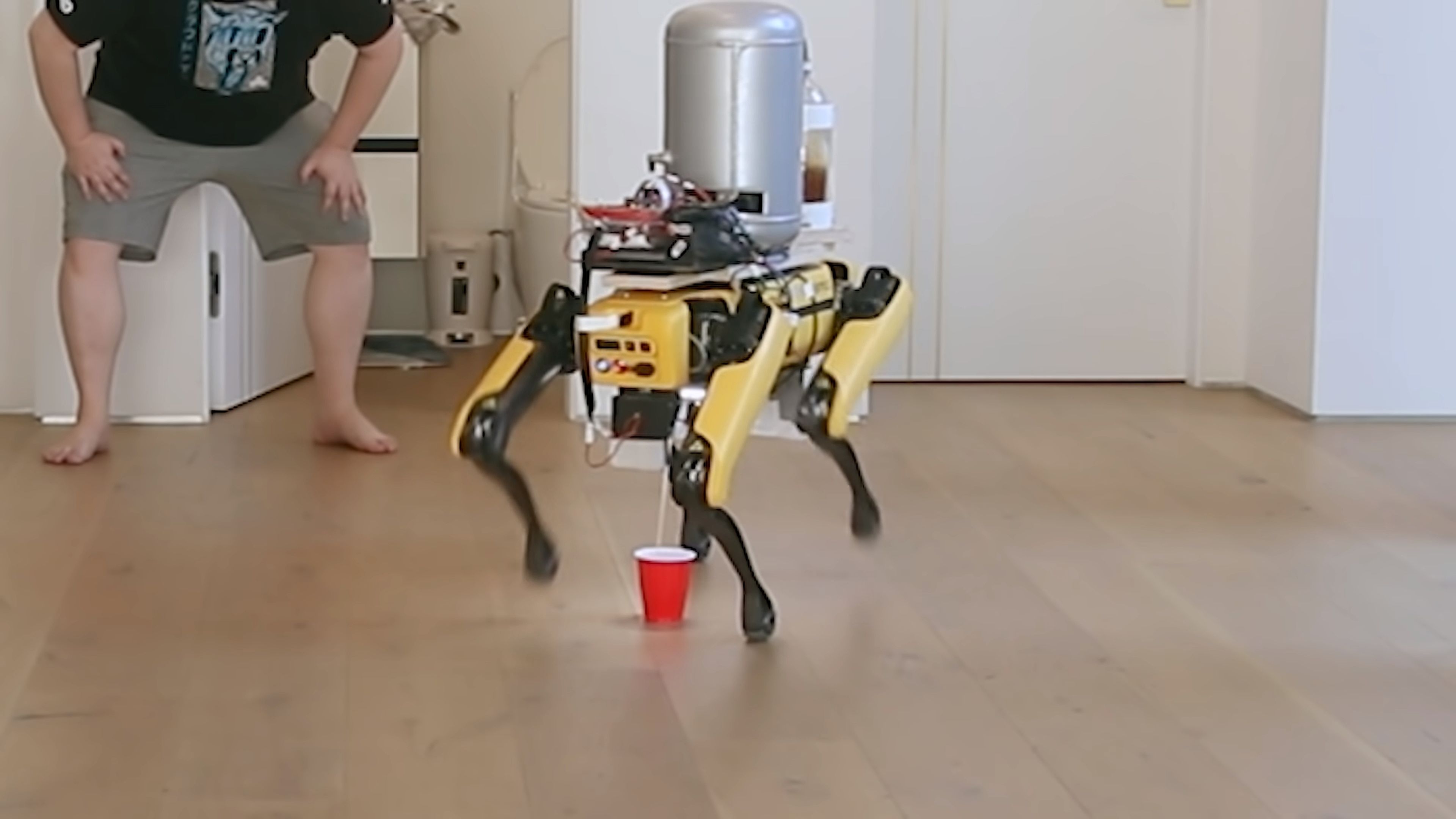 Enseñan al robot Spot de Boston Dynamics a servir cerveza de una forma muy peculiar