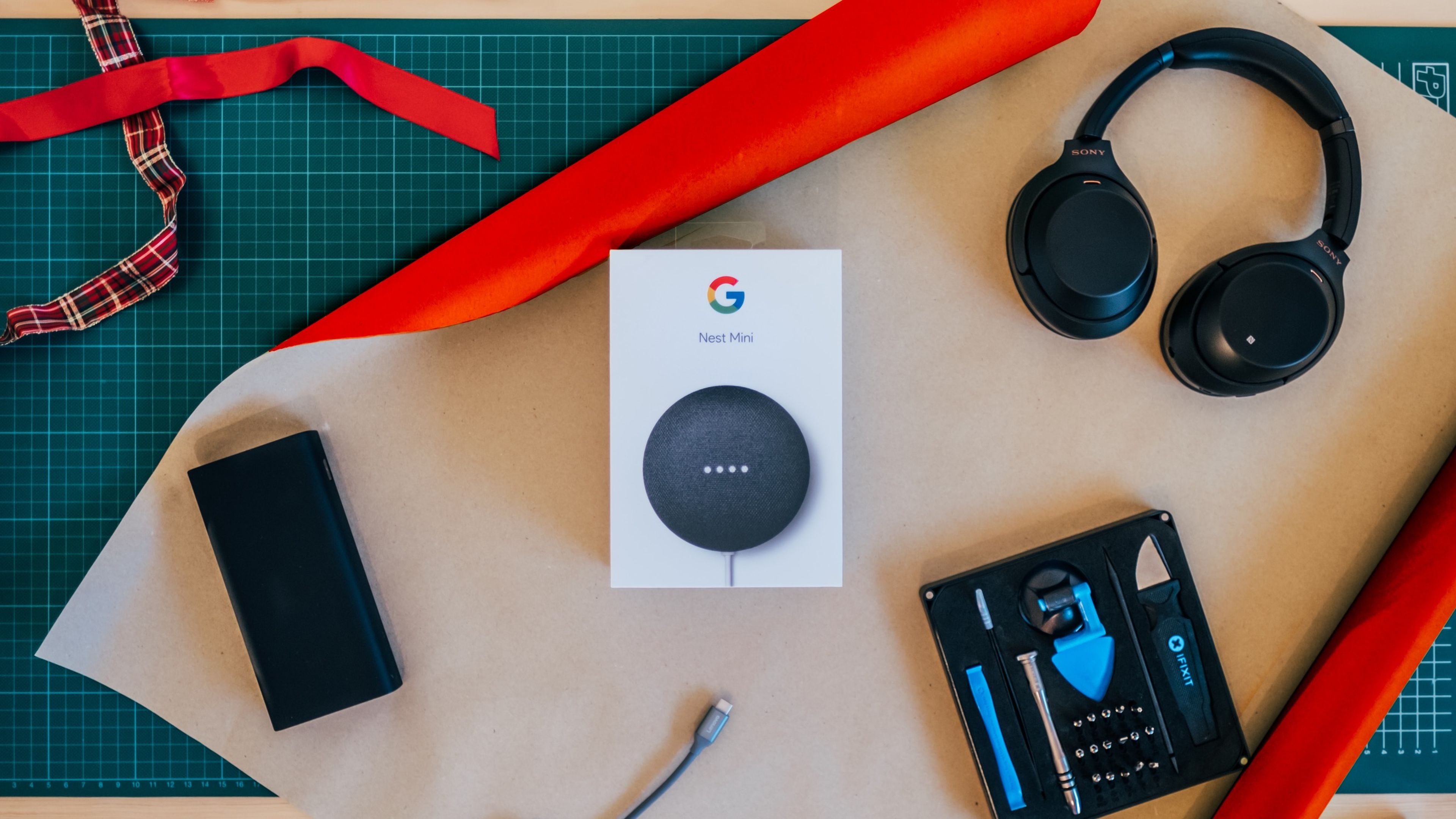 Google Nest mini en una mesa