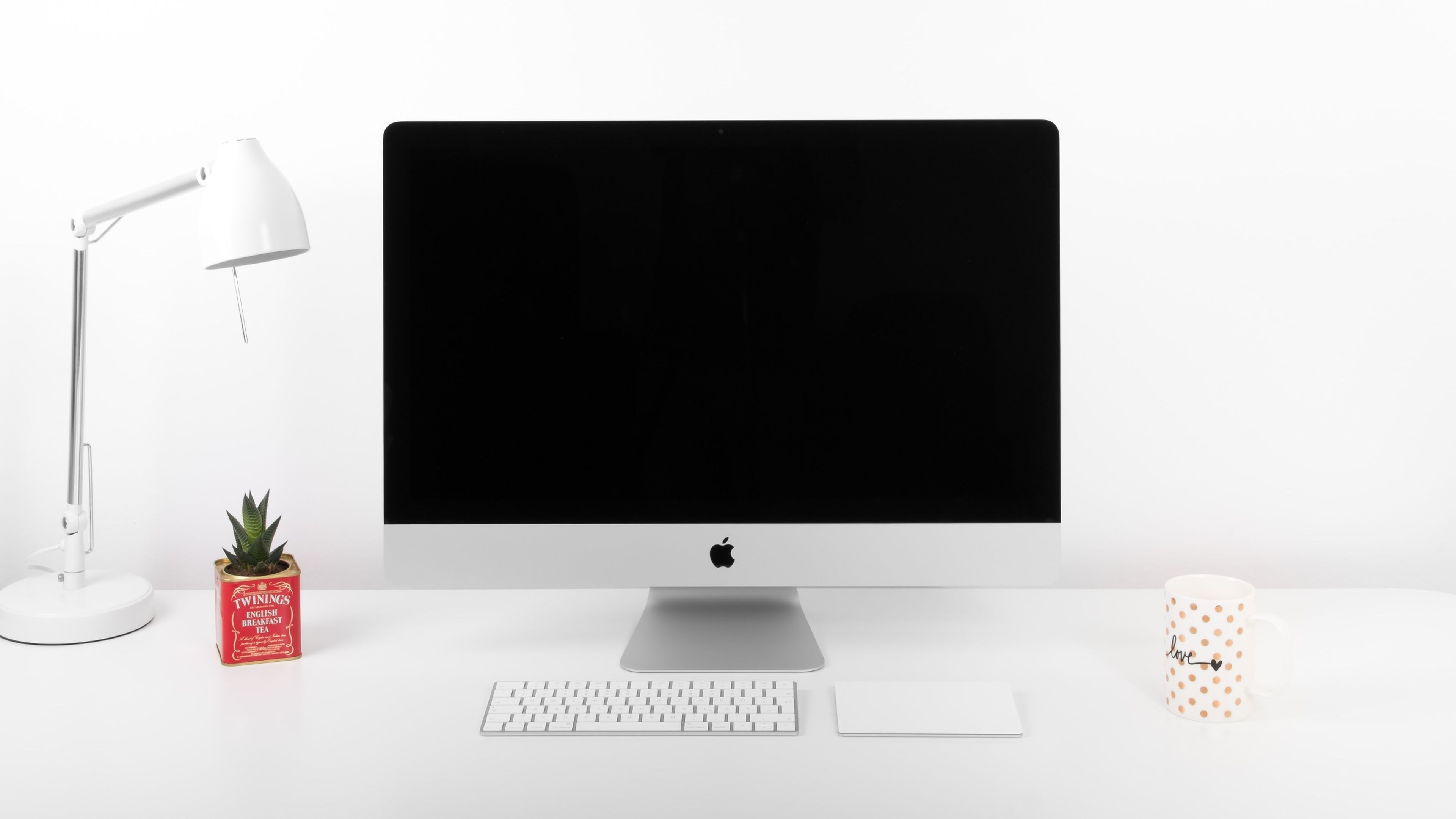 Mesa de escritorio con Apple iMac
