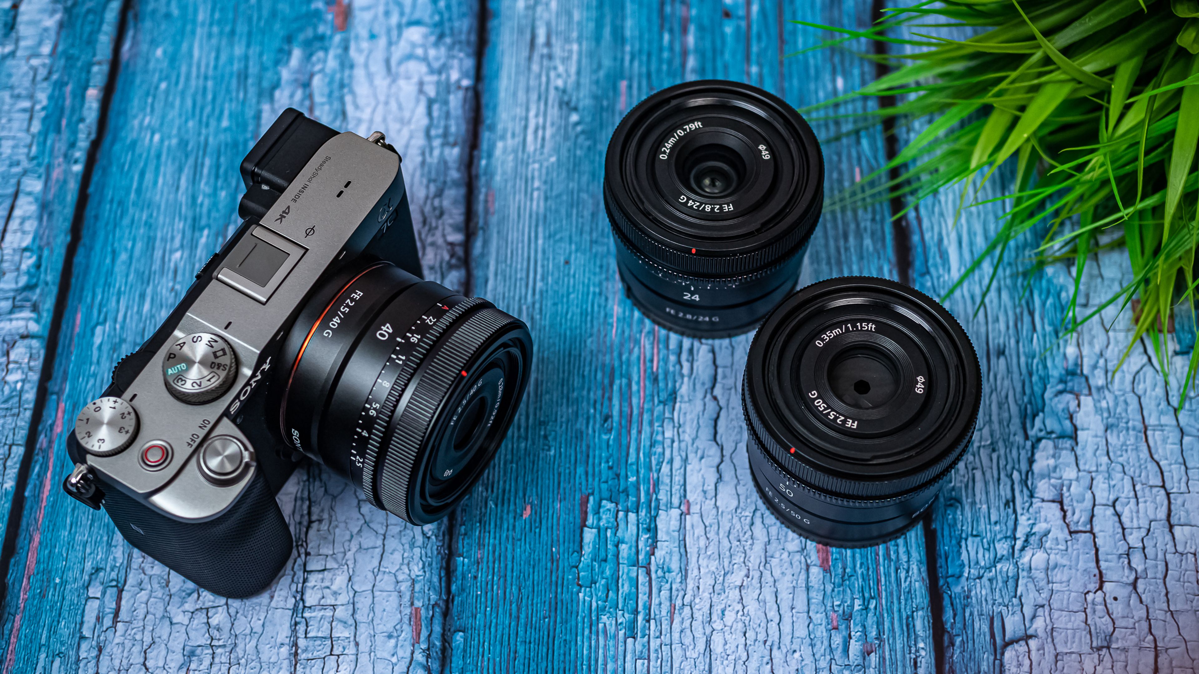 Objetivos compactos Sony de 24 mm, 40 mm y 50 mm
