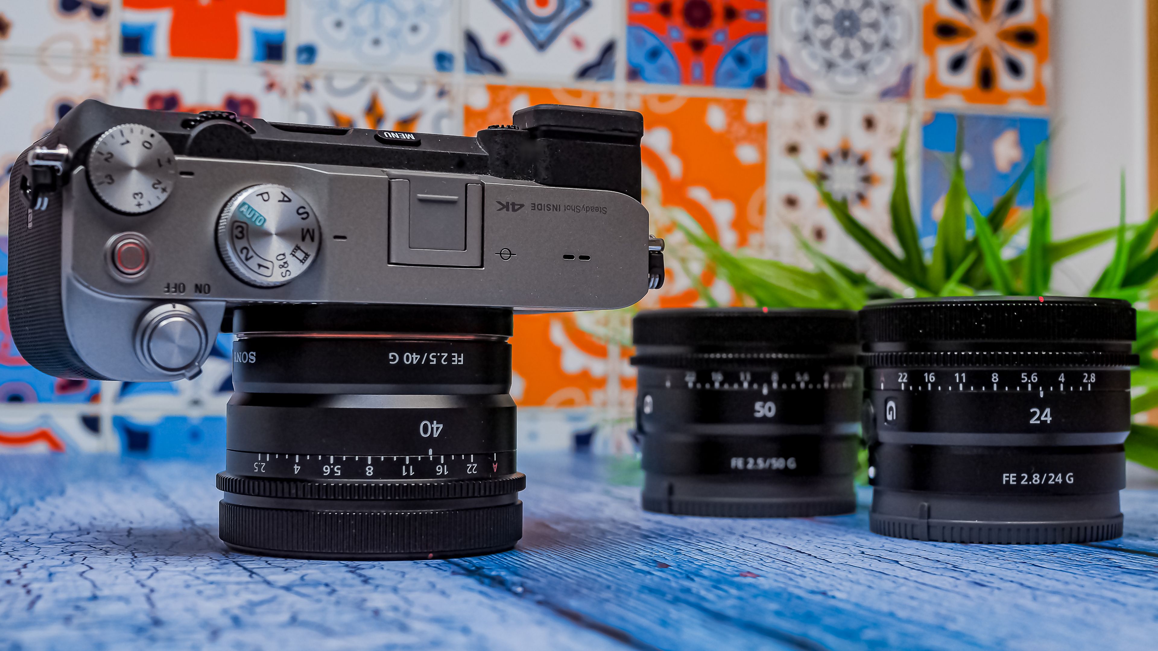 Objetivos compactos Sony de 24 mm, 40 mm y 50 mm